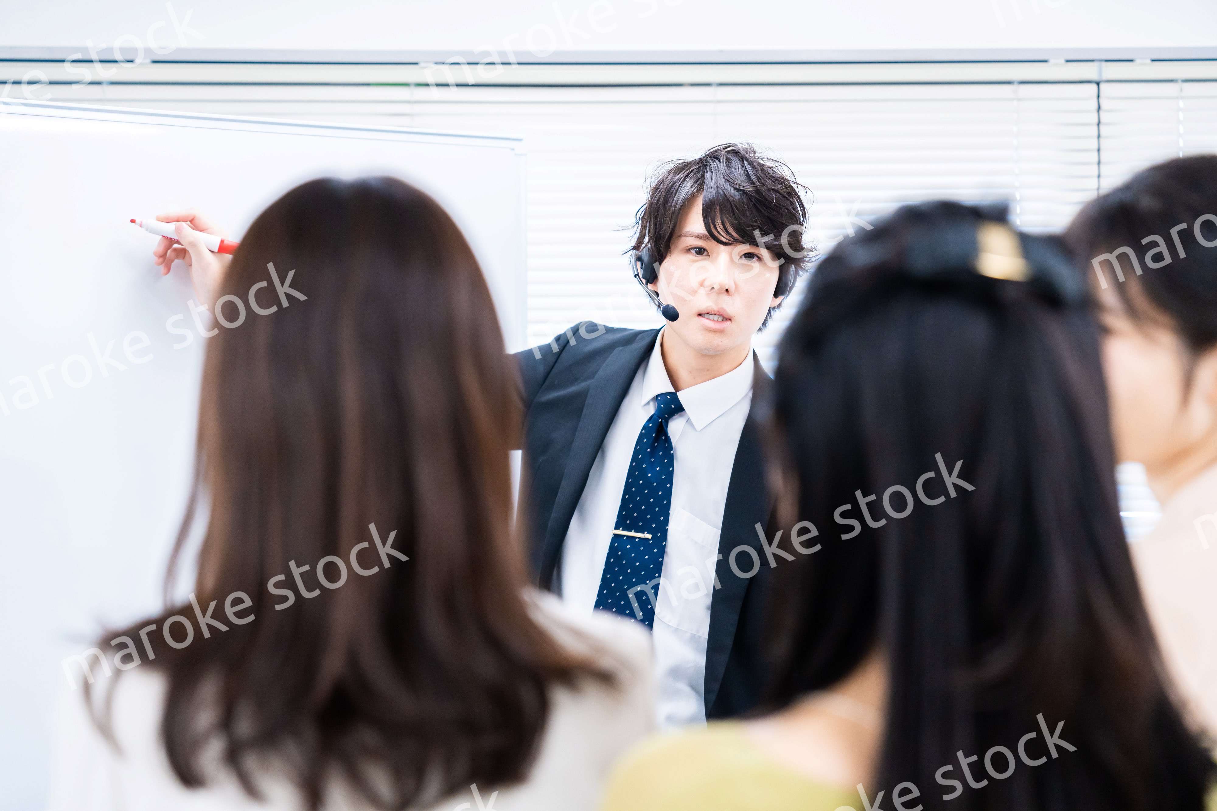 研修を実施するビジネスマン