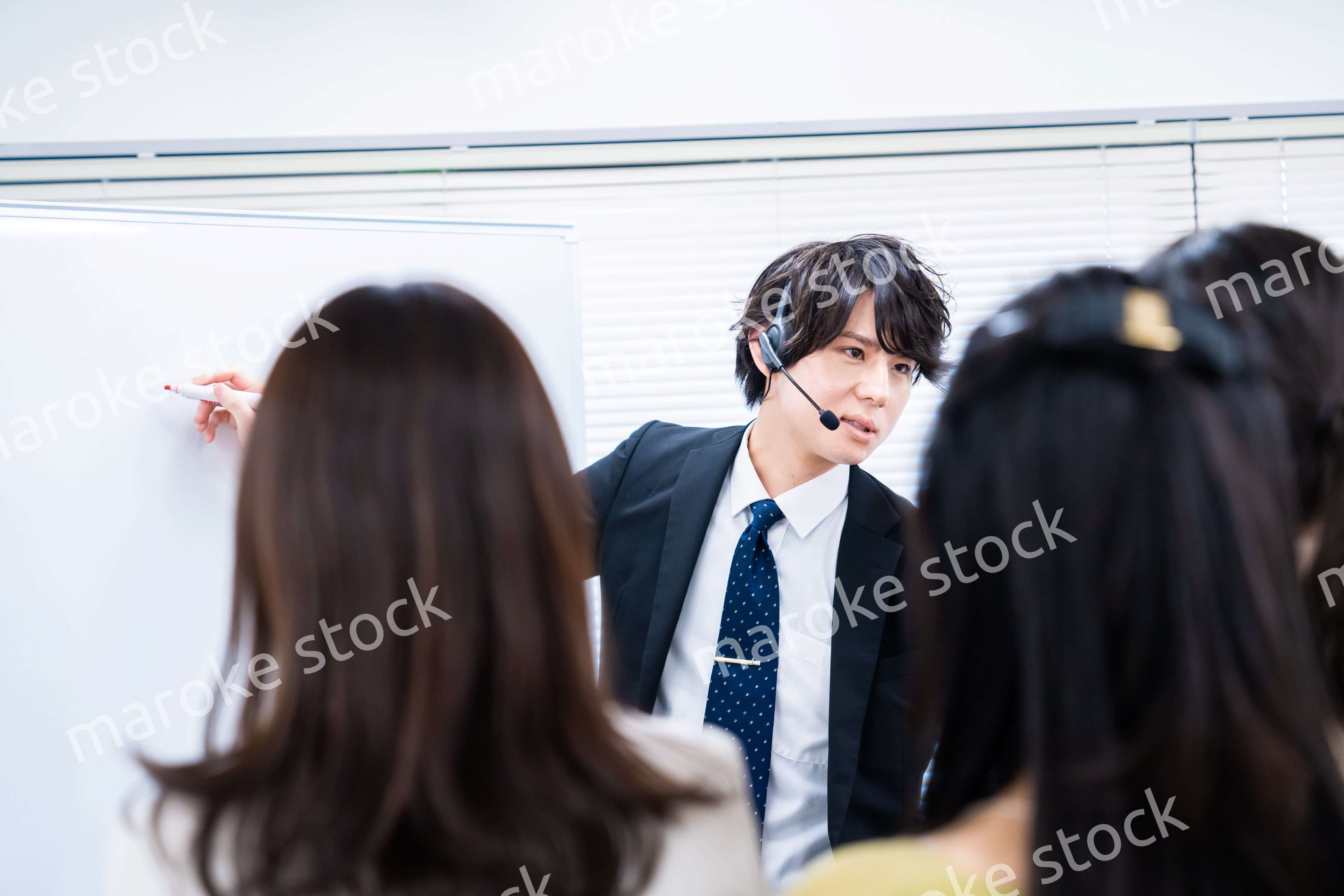 研修を実施するビジネスマン