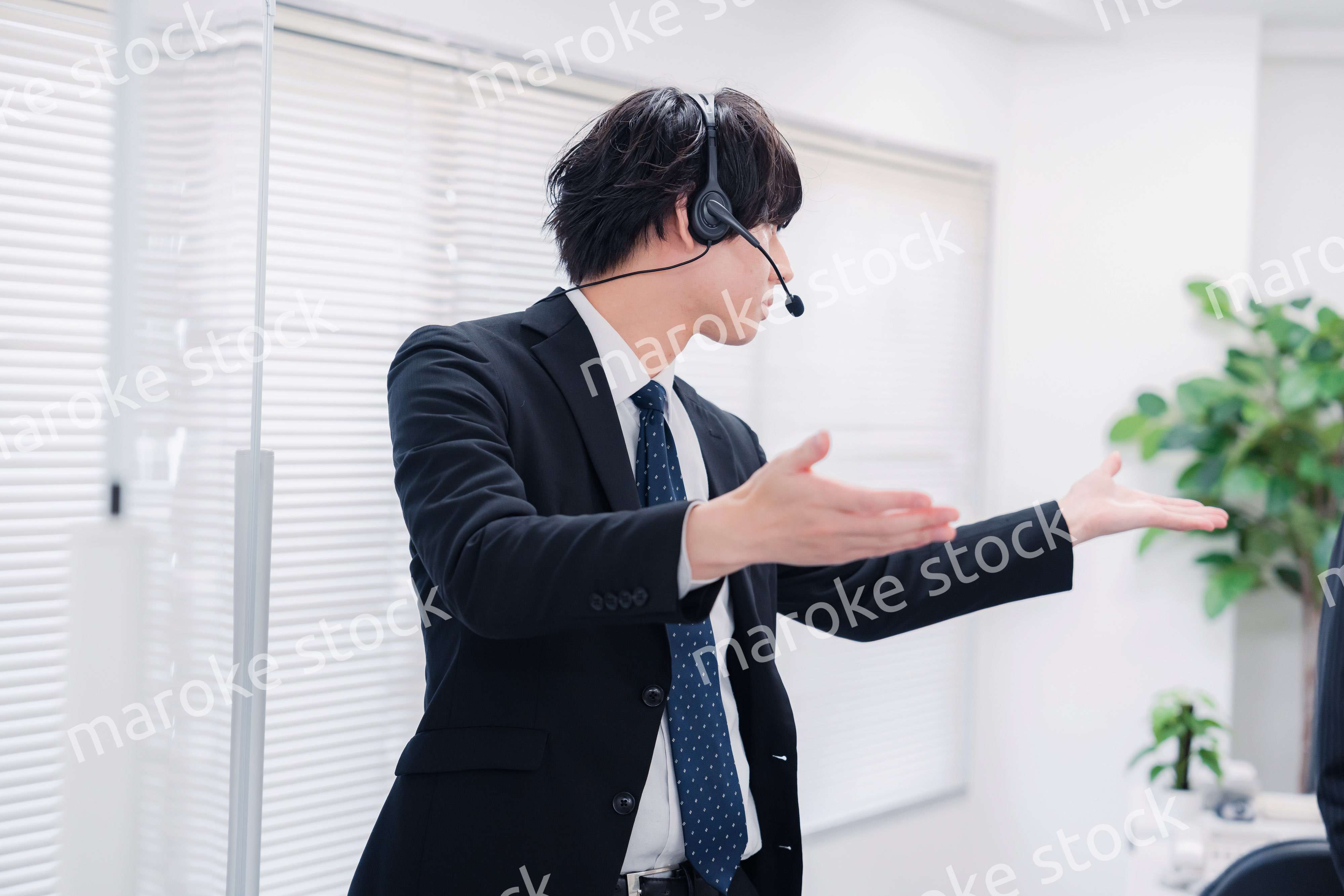 ビジネスセミナーの先生をする男性