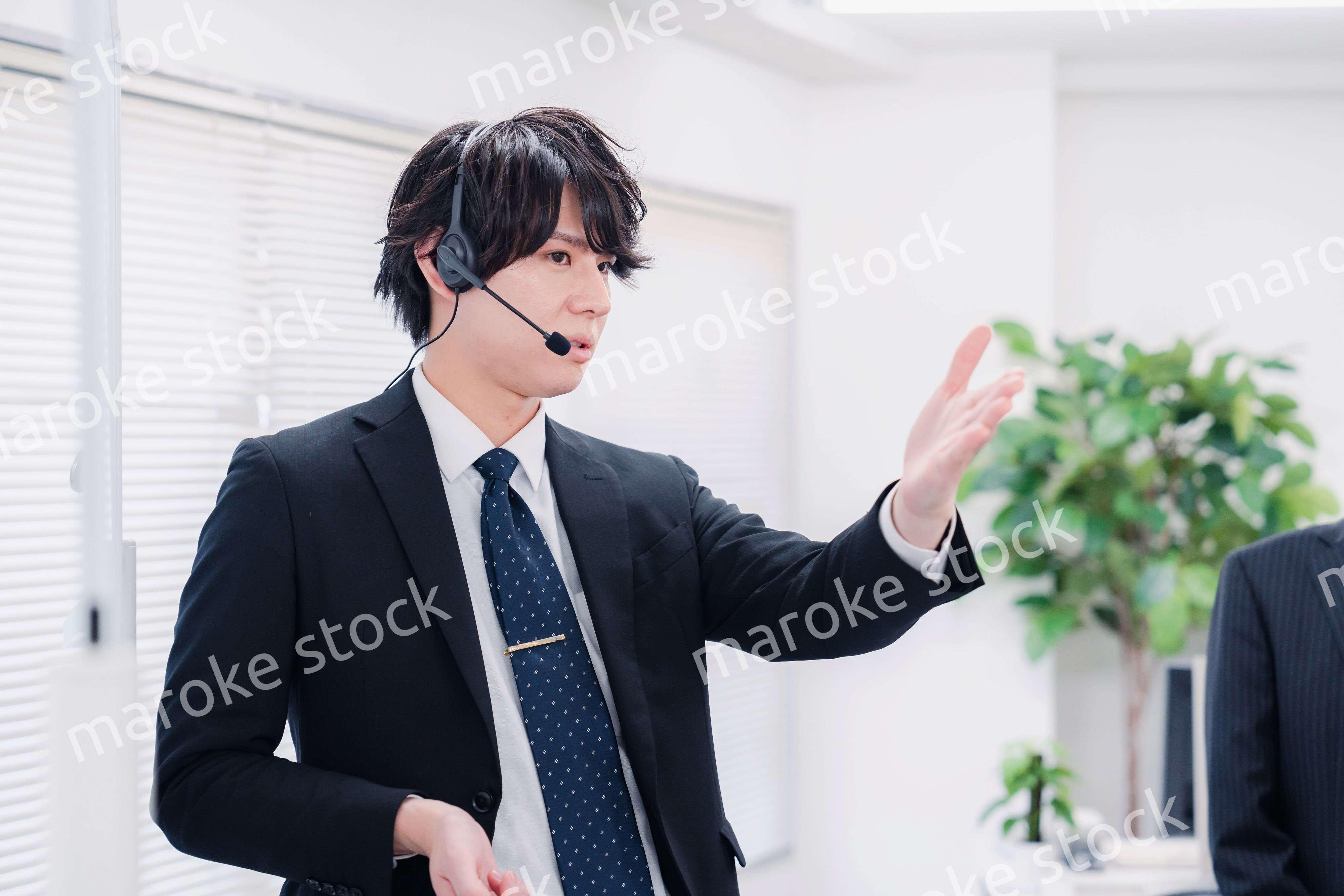 ビジネスセミナーの先生をする男性