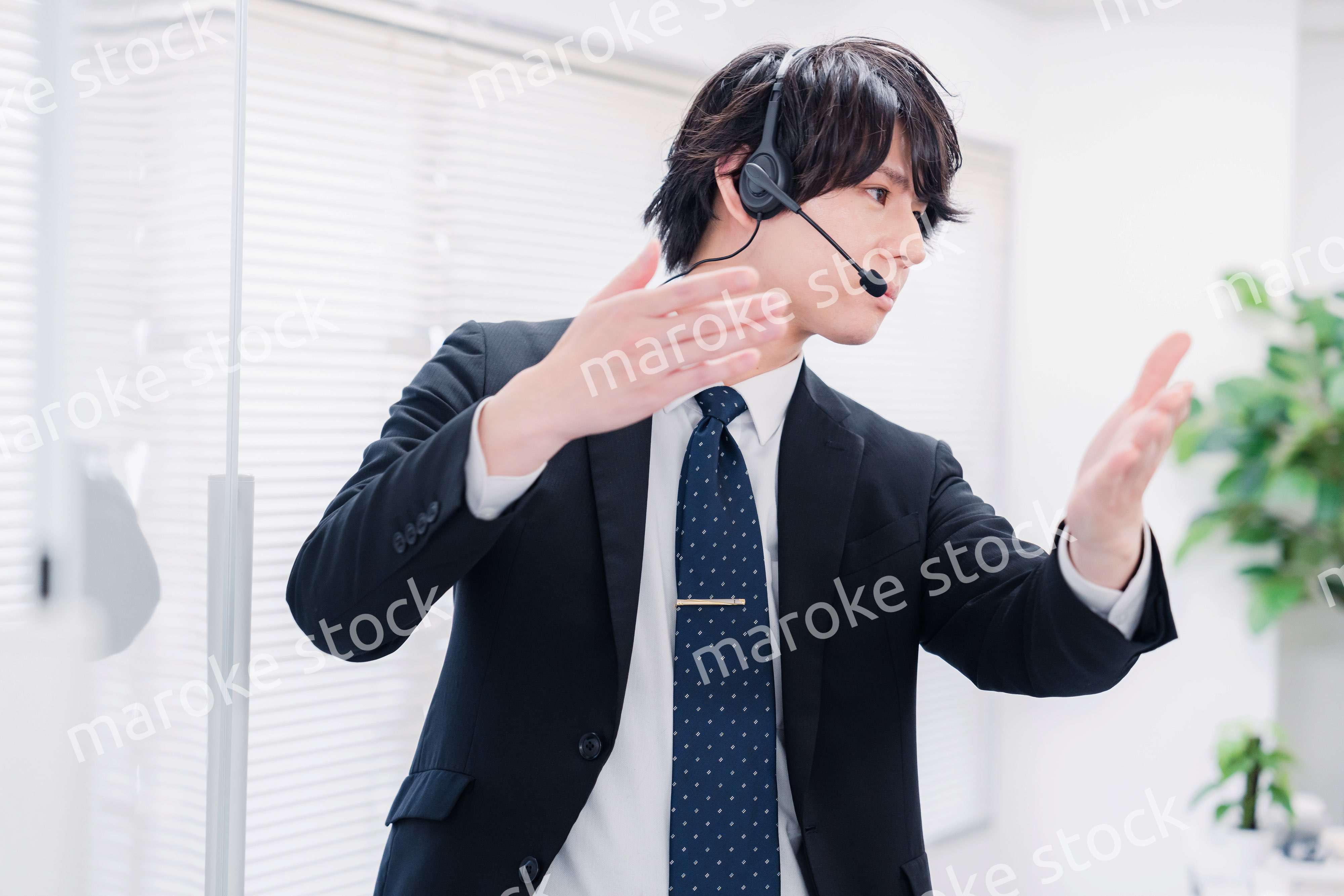 ビジネスセミナーの先生をする男性