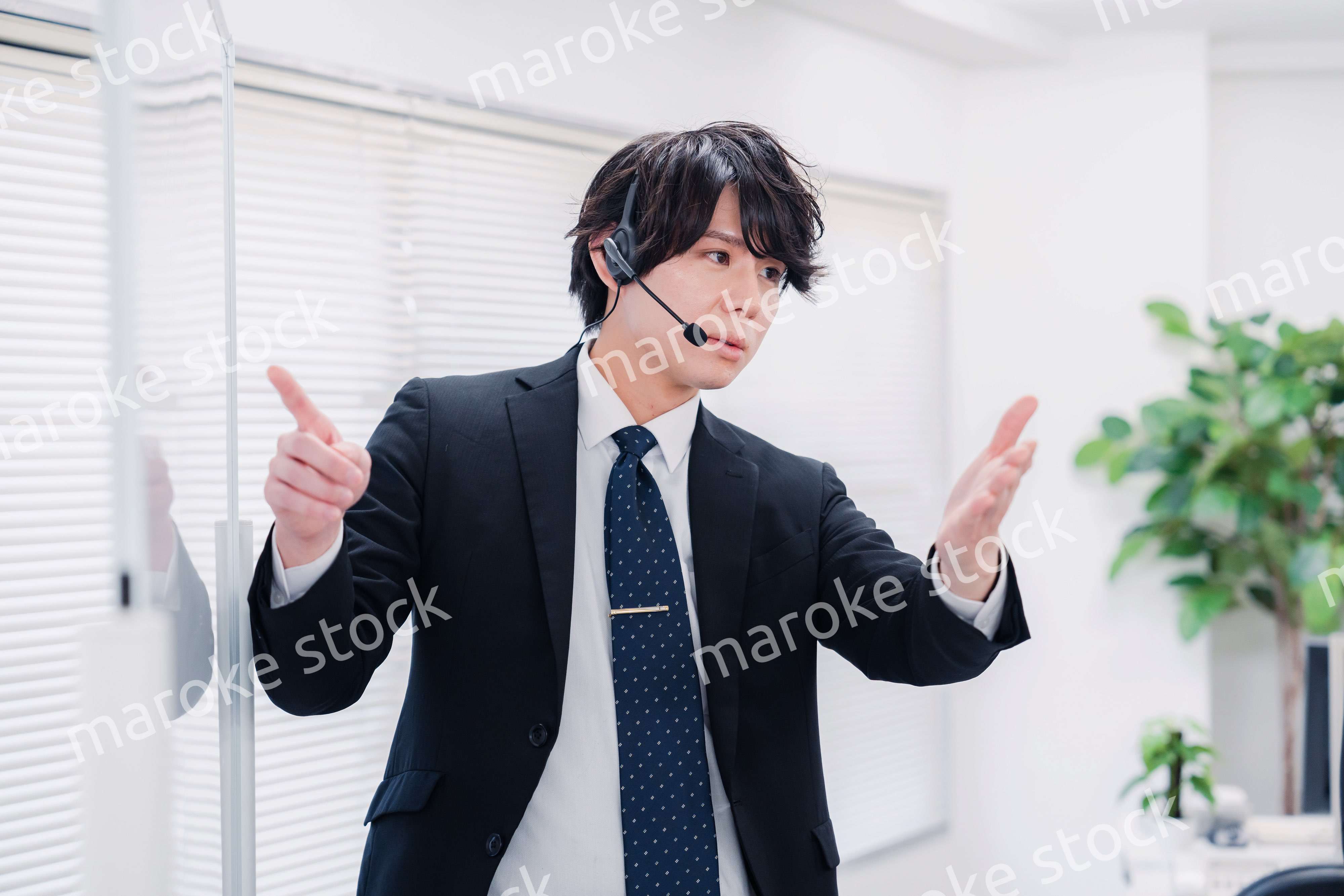 ビジネスセミナーの先生をする男性