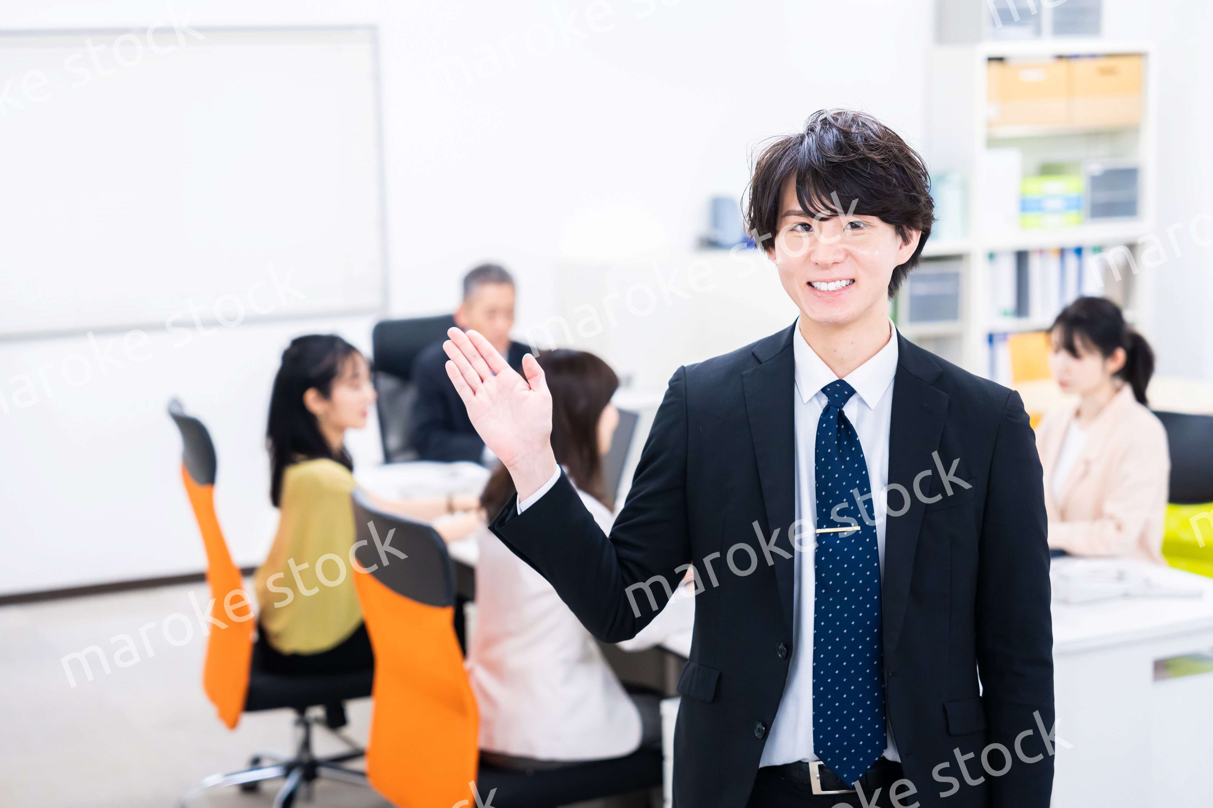 オフィスで指をさすビジネスマン