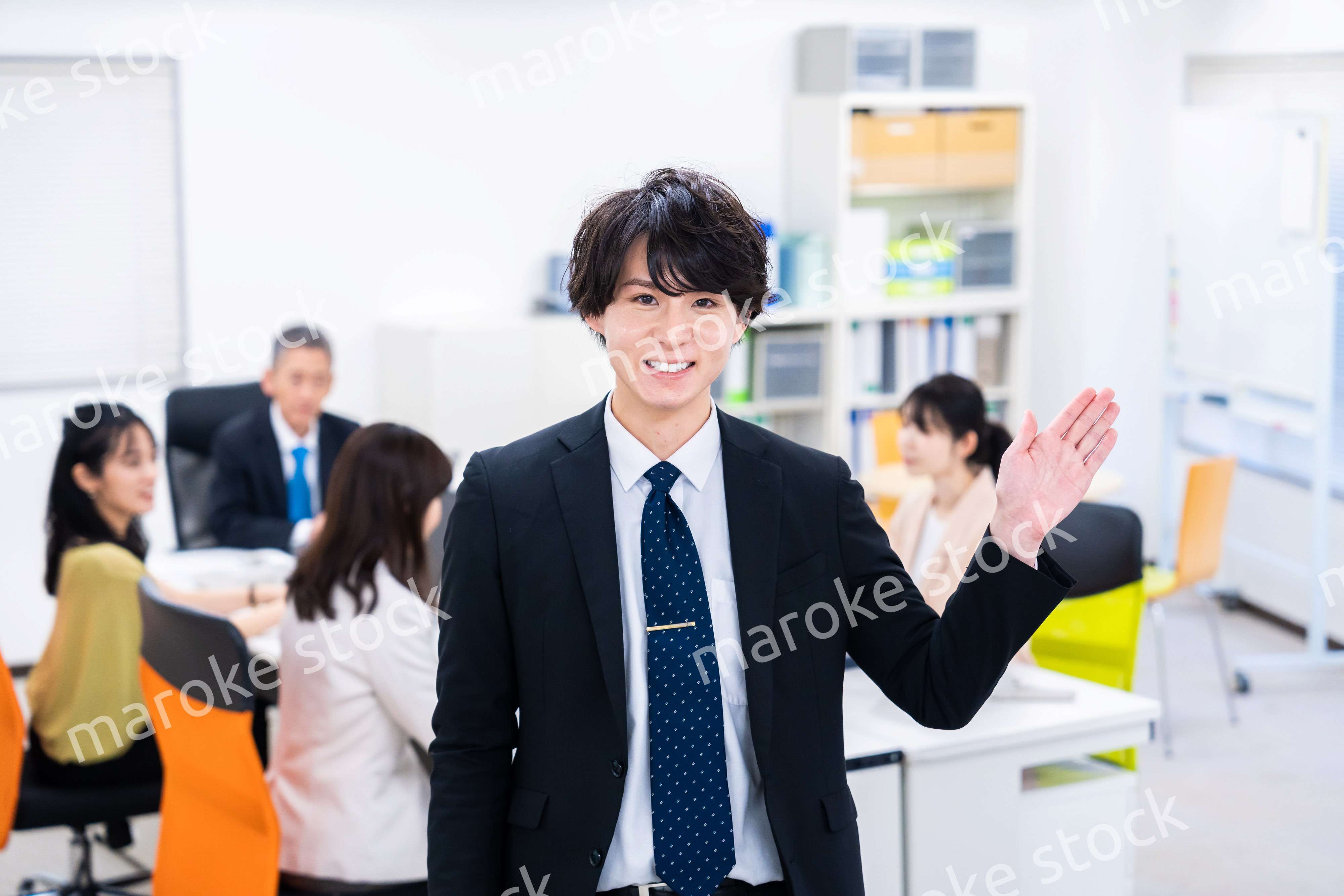 オフィスで指をさすビジネスマン