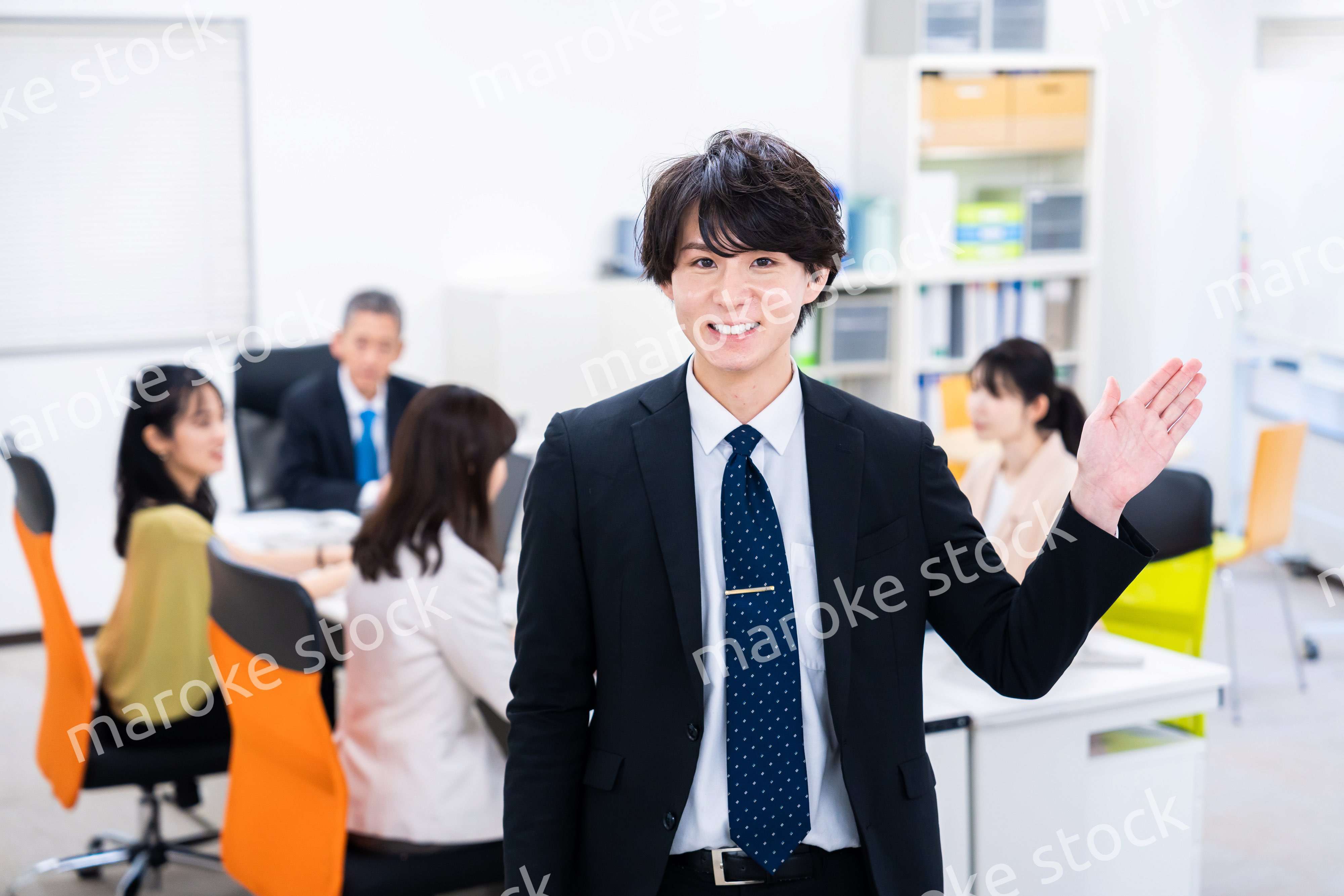 オフィスで指をさすビジネスマン