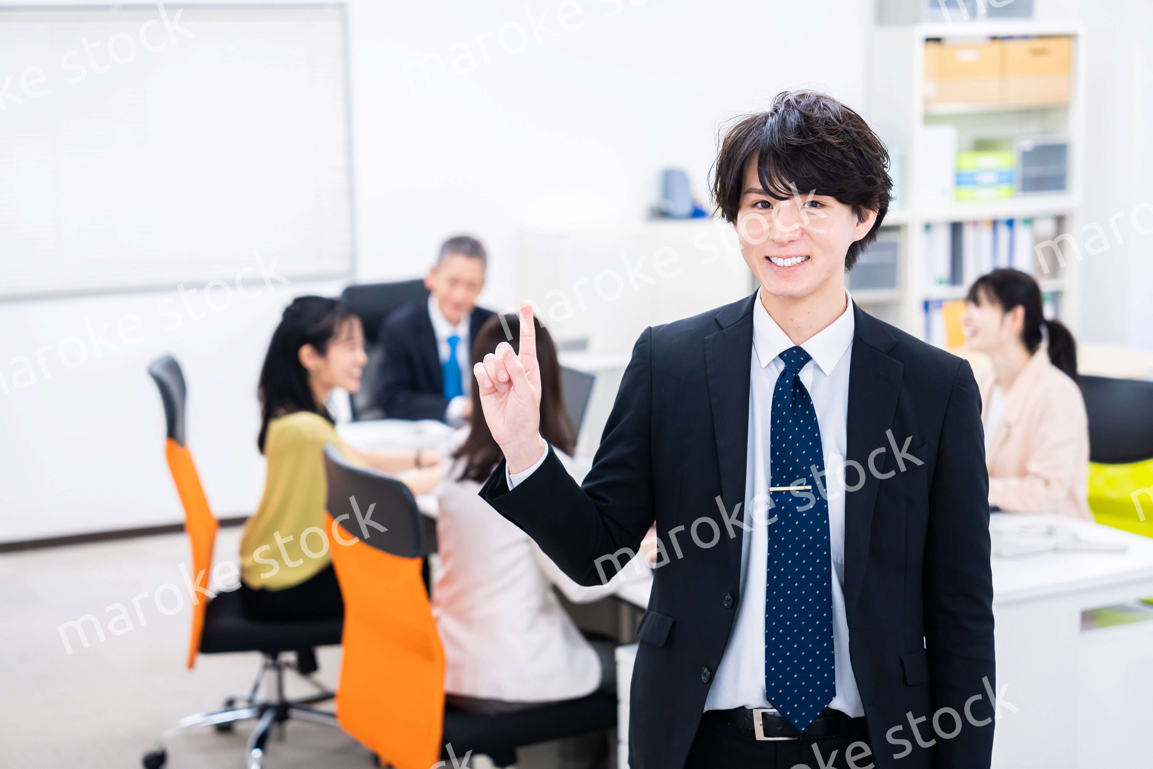 オフィスで指をさすビジネスマン