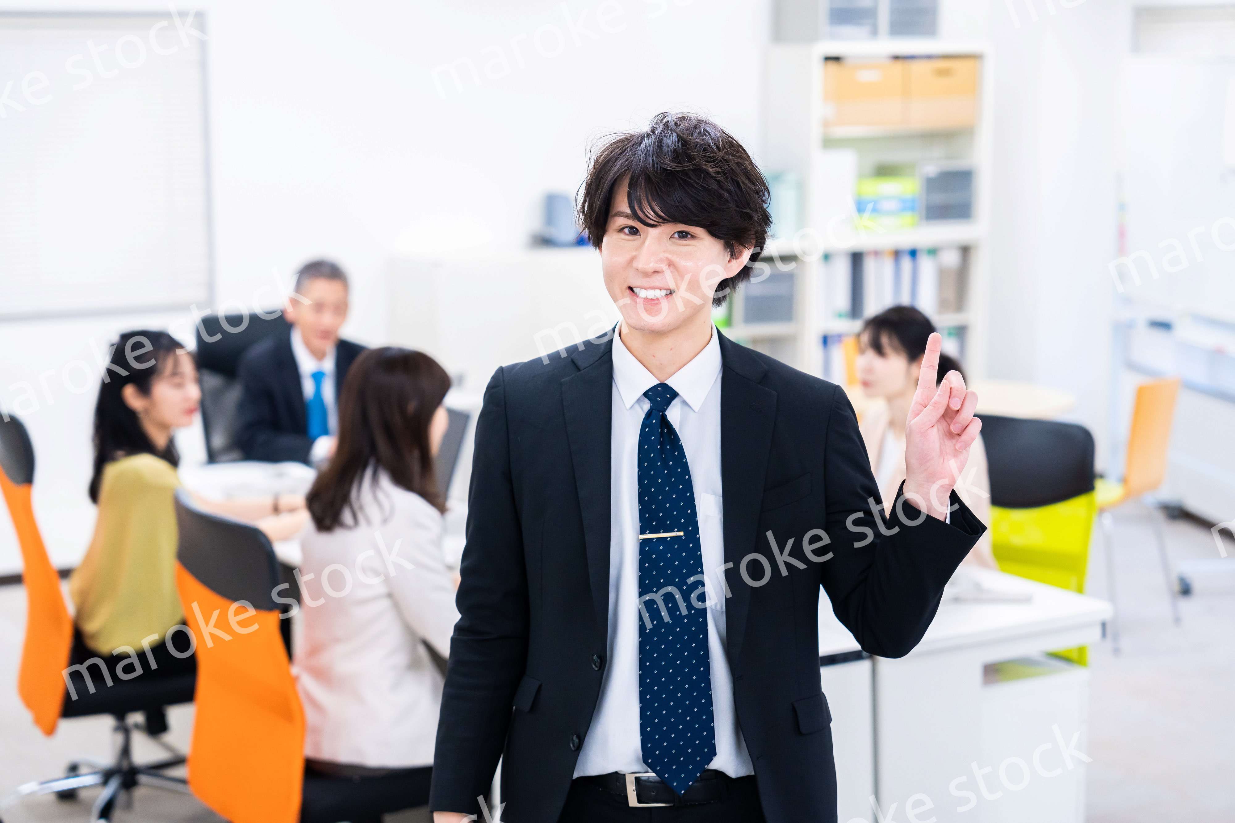 オフィスで指をさすビジネスマン