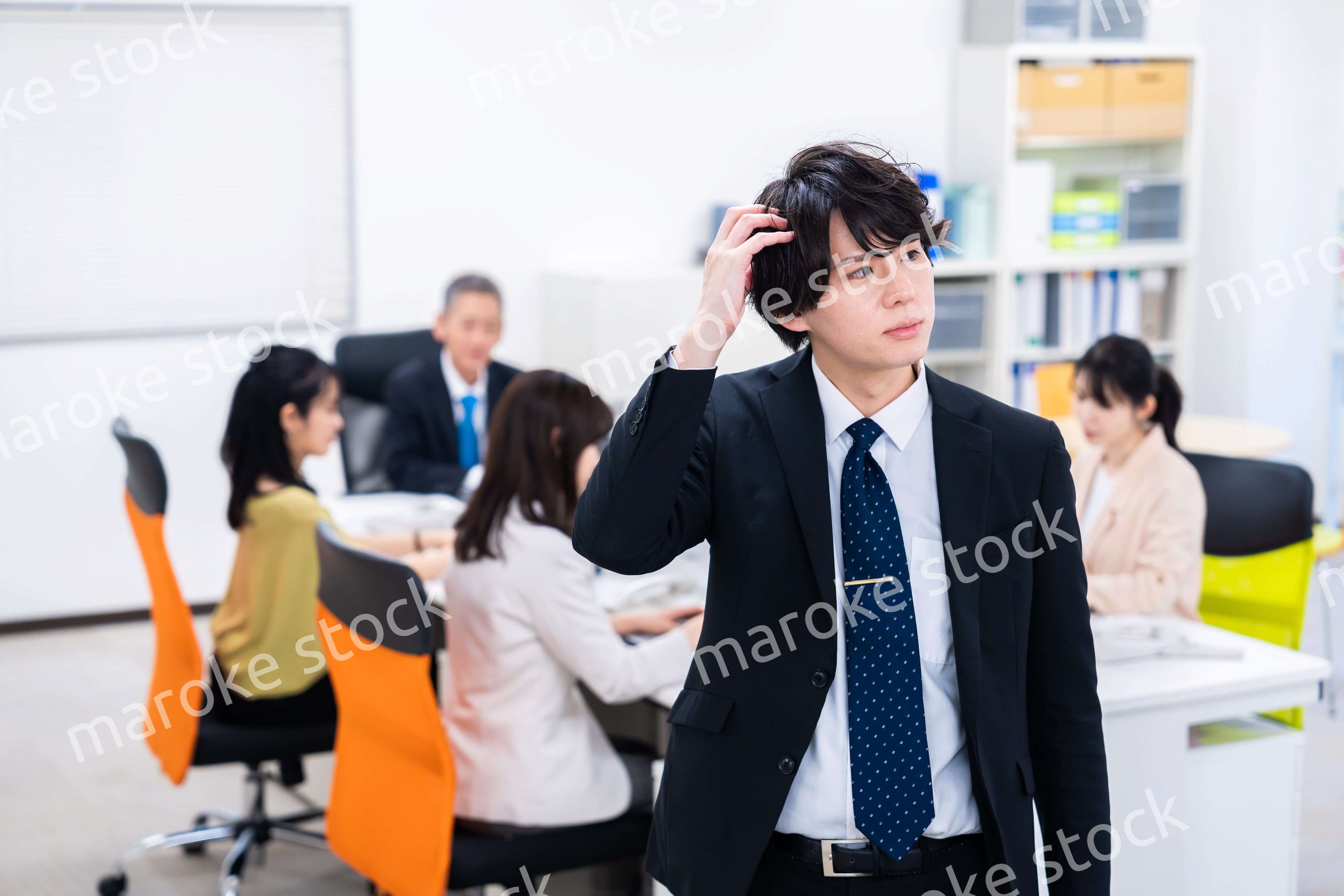 オフィスで悩むビジネスマン