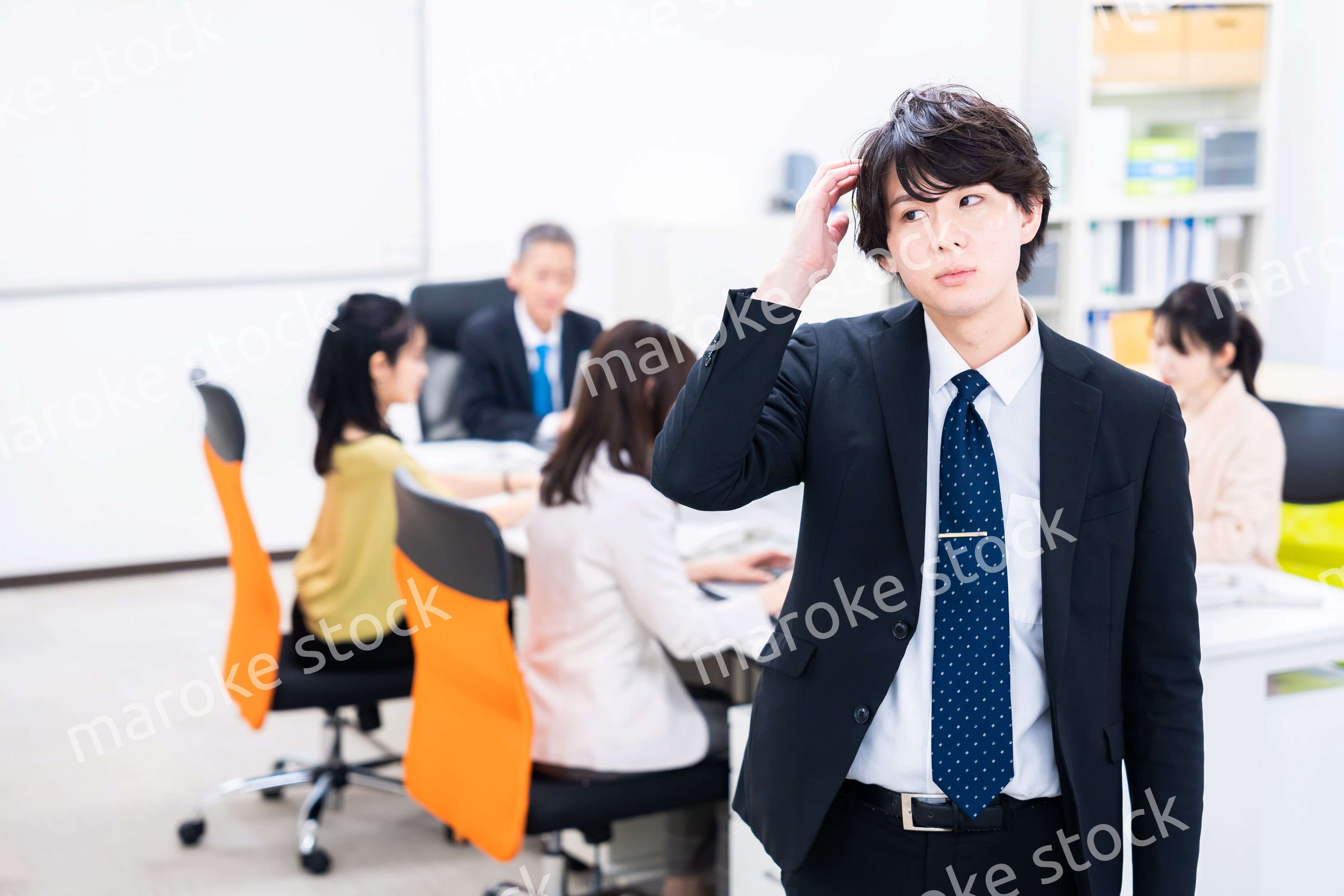 オフィスで悩むビジネスマン