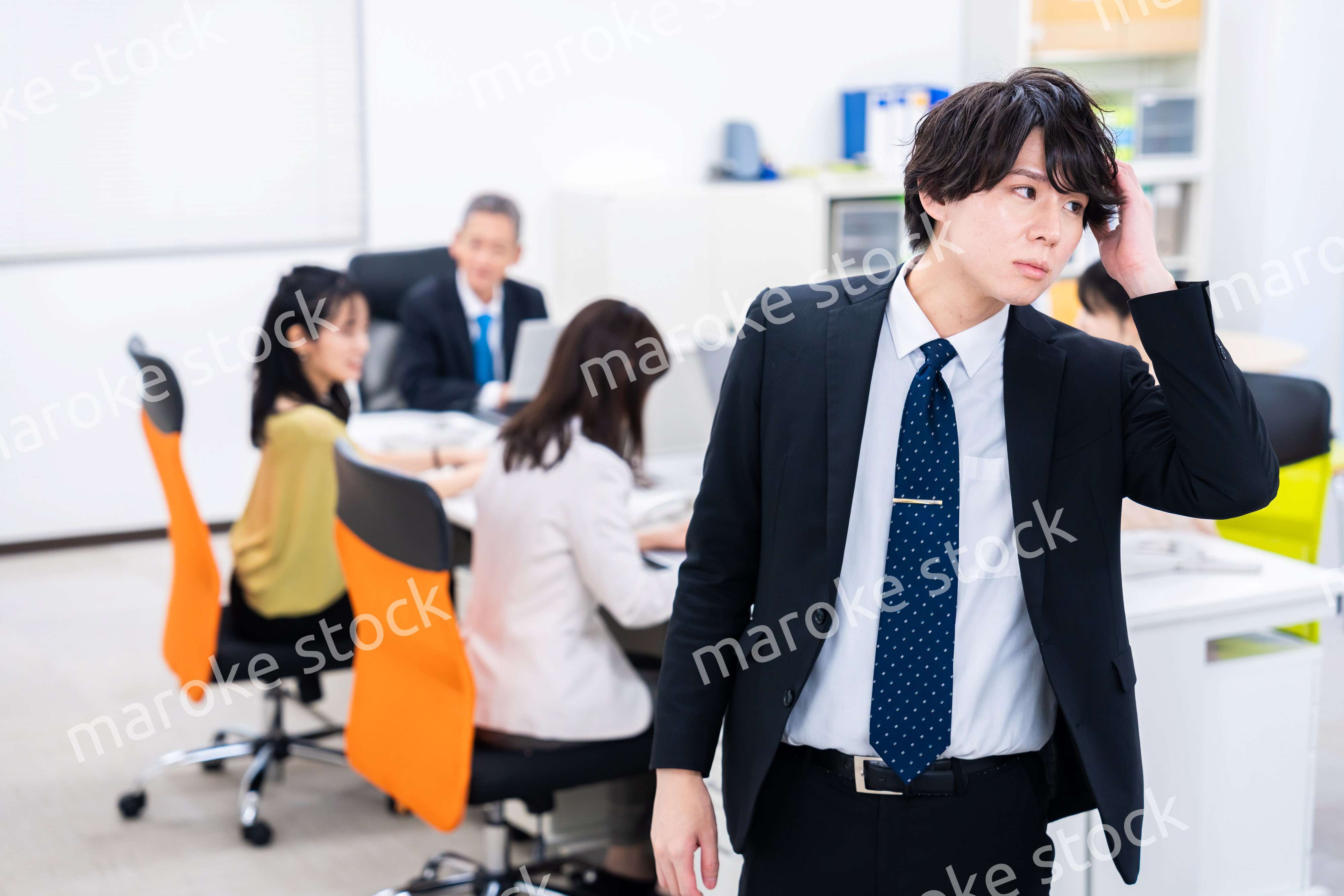 オフィスで悩むビジネスマン
