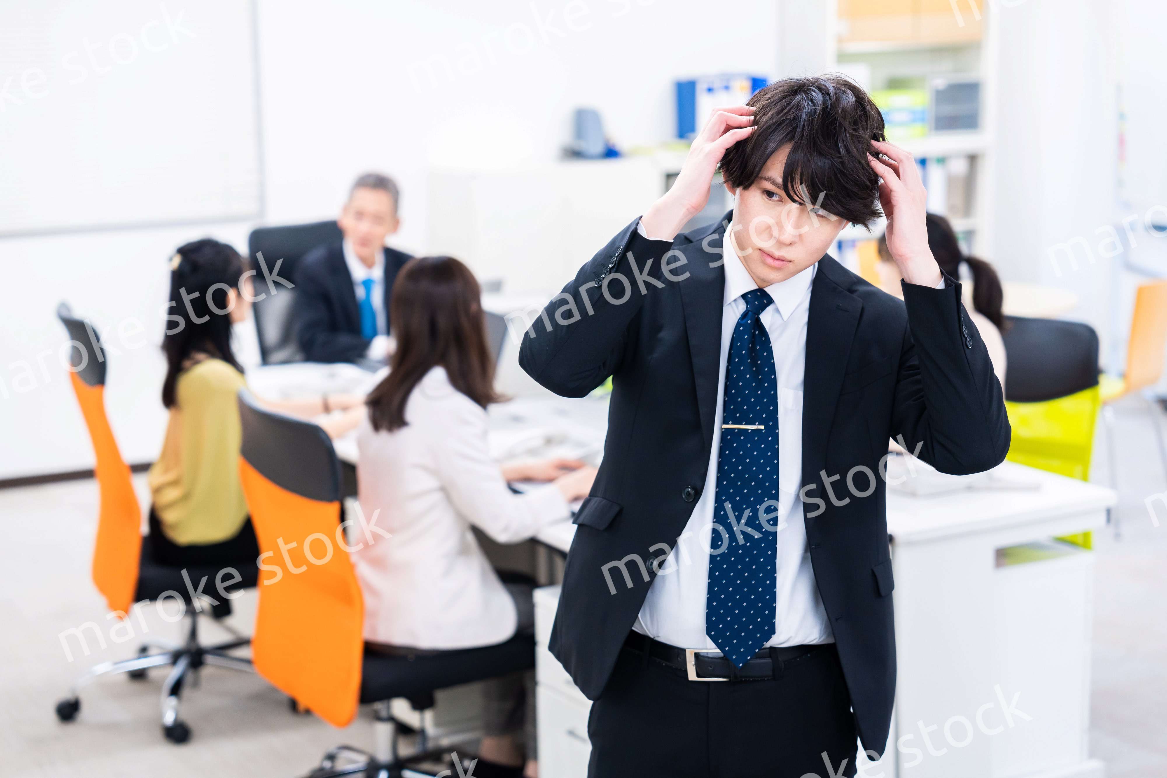 オフィスで悩むビジネスマン