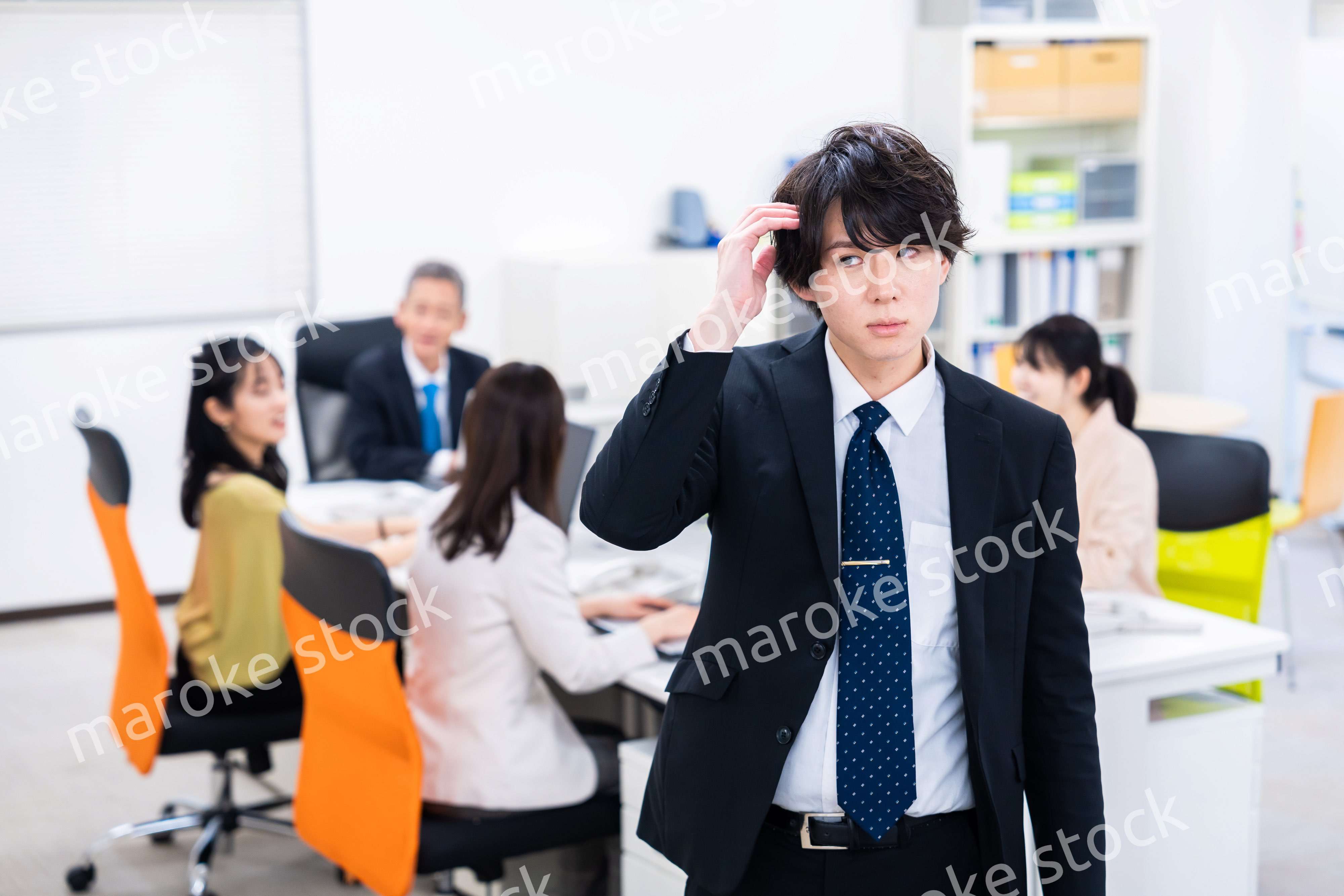 オフィスで悩むビジネスマン
