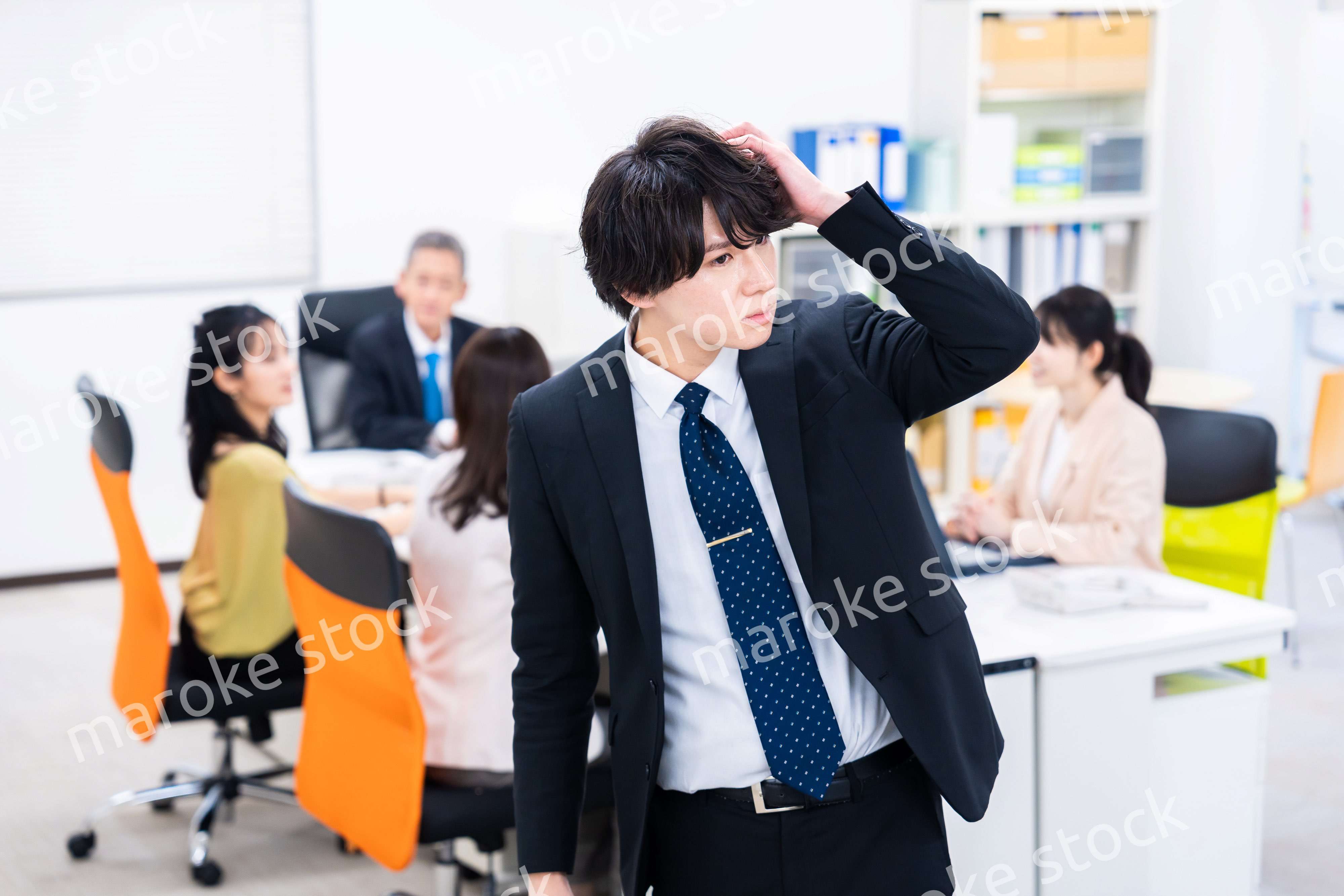 オフィスで悩むビジネスマン