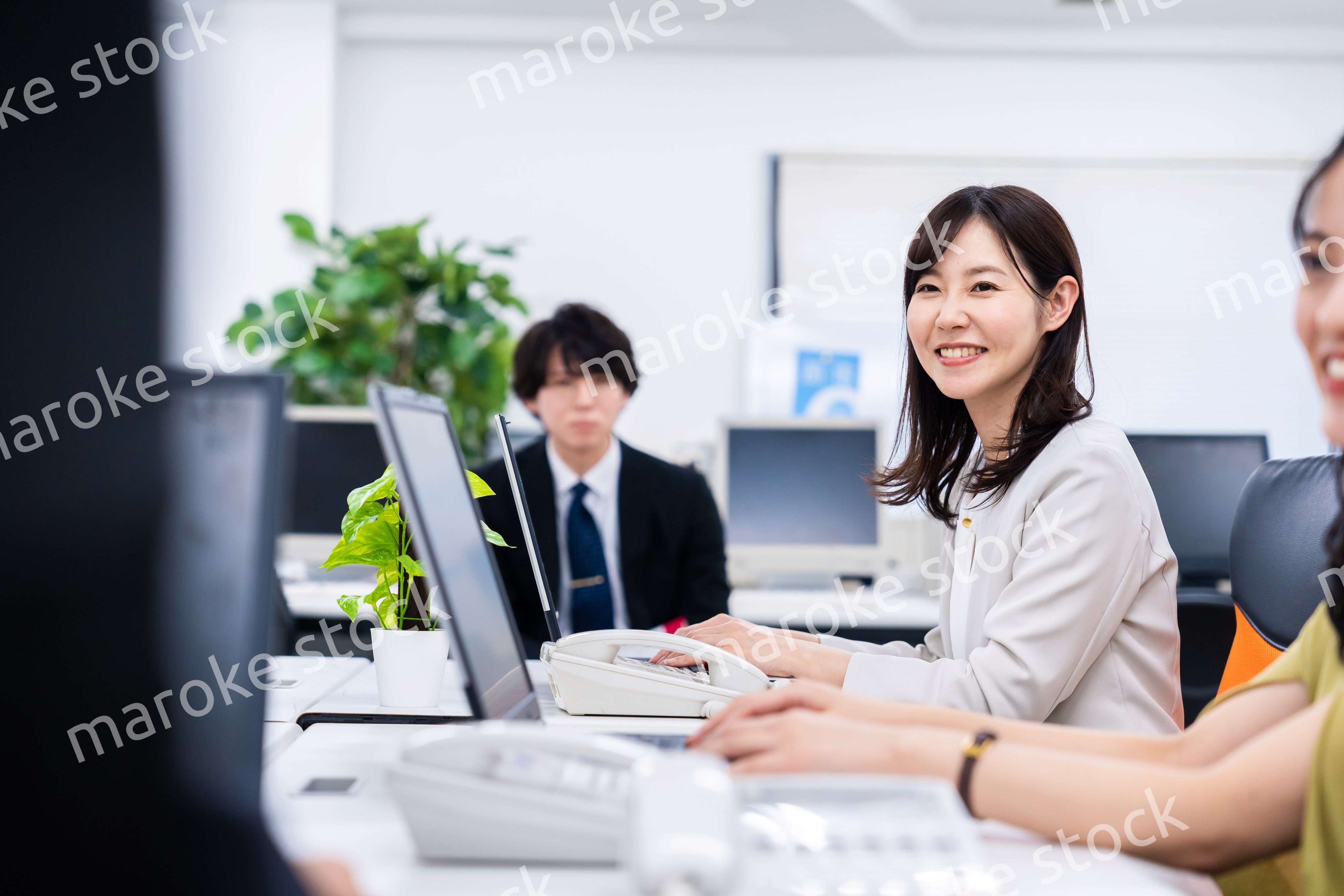 楽しくオフィスで仕事をするスタッフ