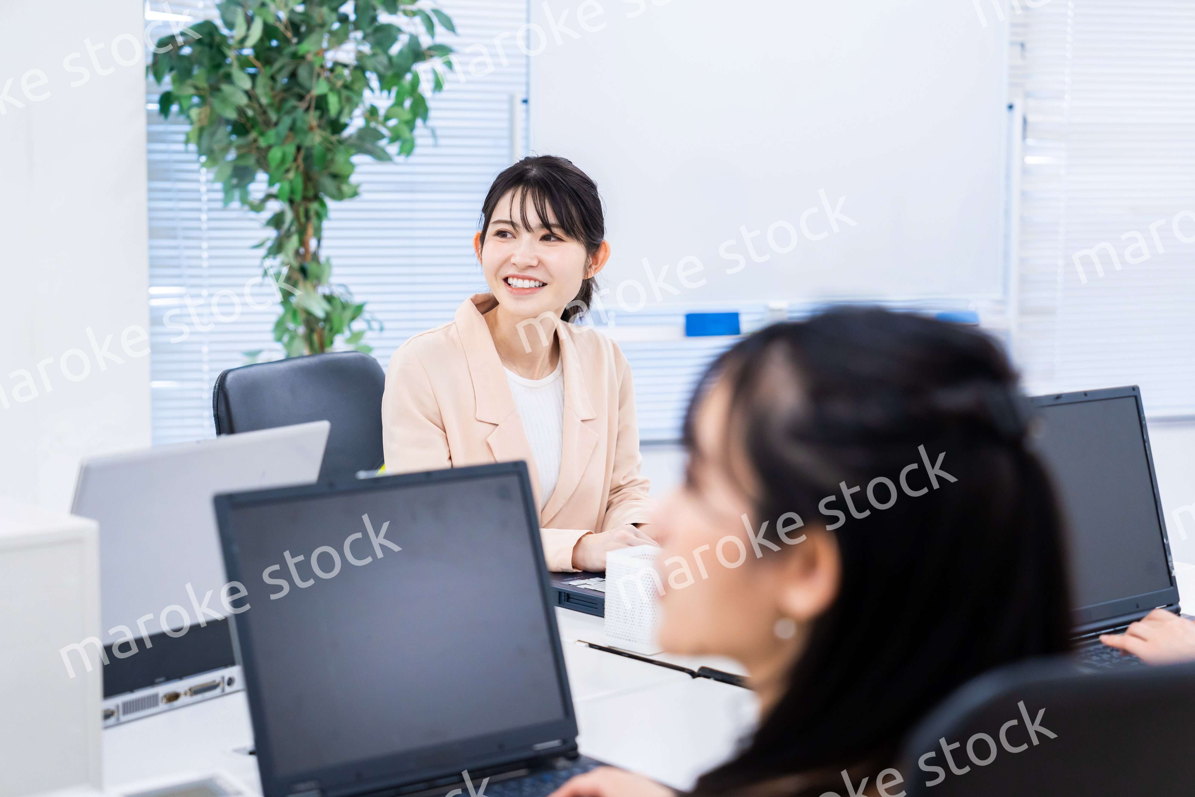 オフィスでデスクワークをする女性スタッフ