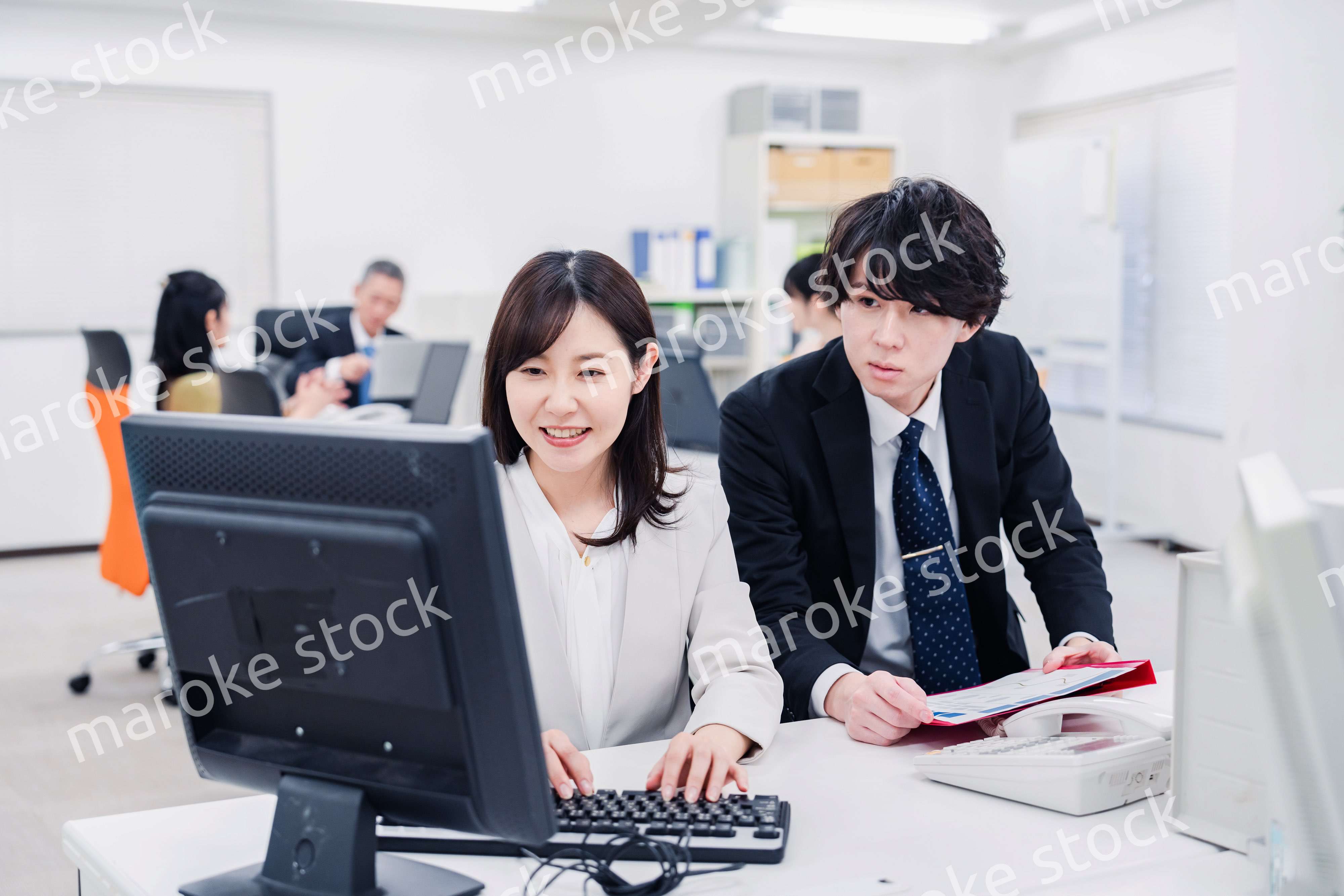 業務の引き継ぎをするビジネスパーソン