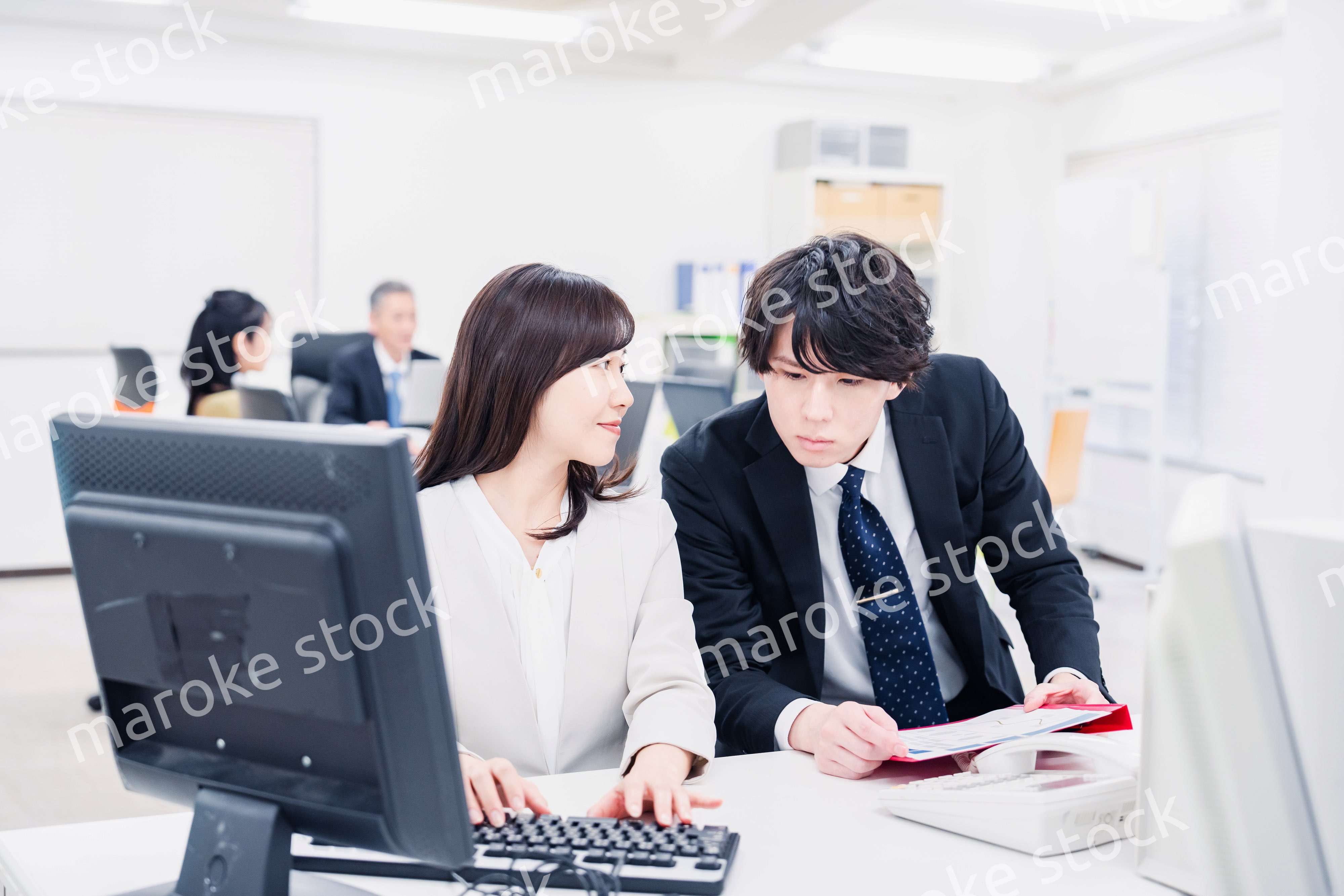 業務の引き継ぎをするビジネスパーソン