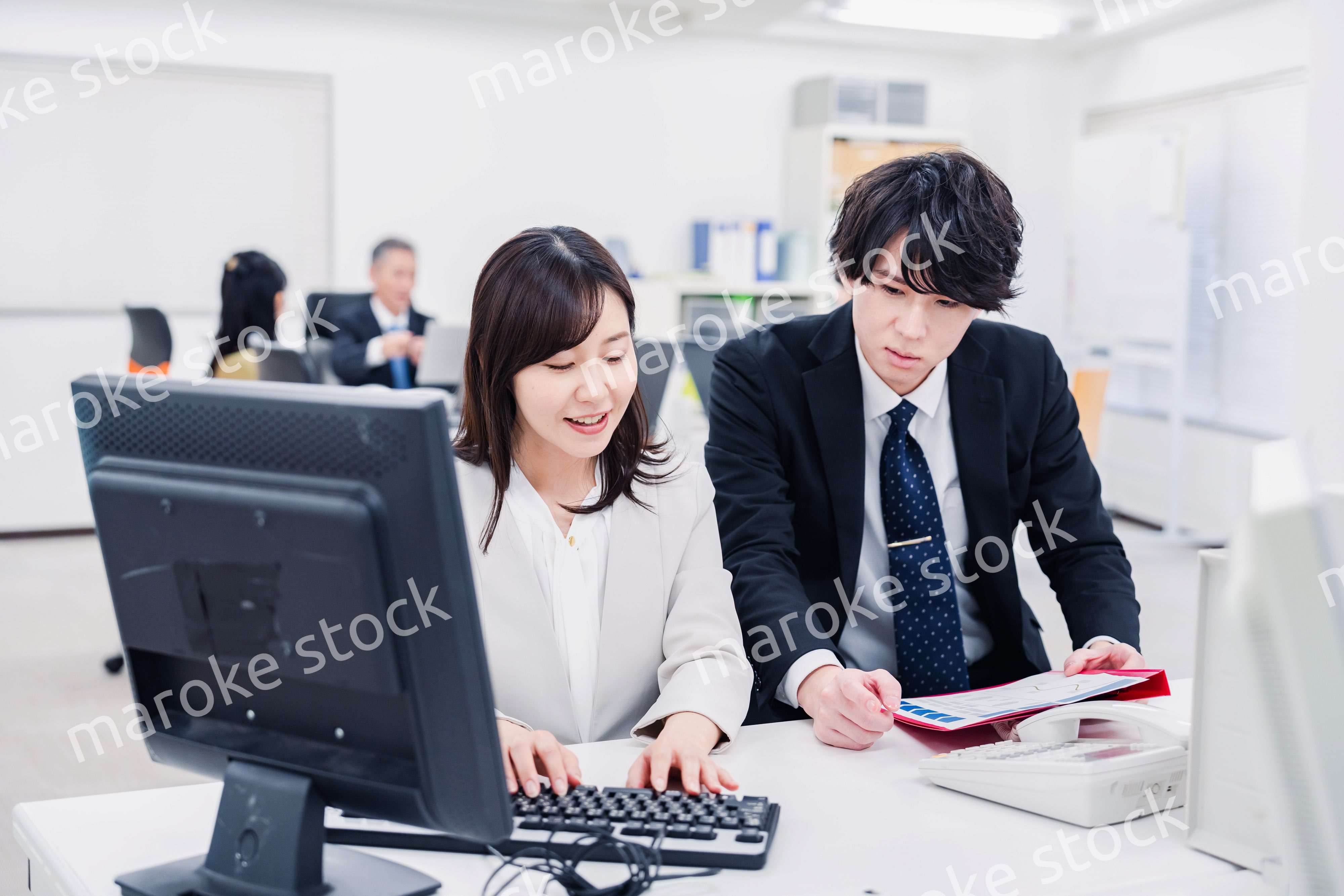 業務の引き継ぎをするビジネスパーソン