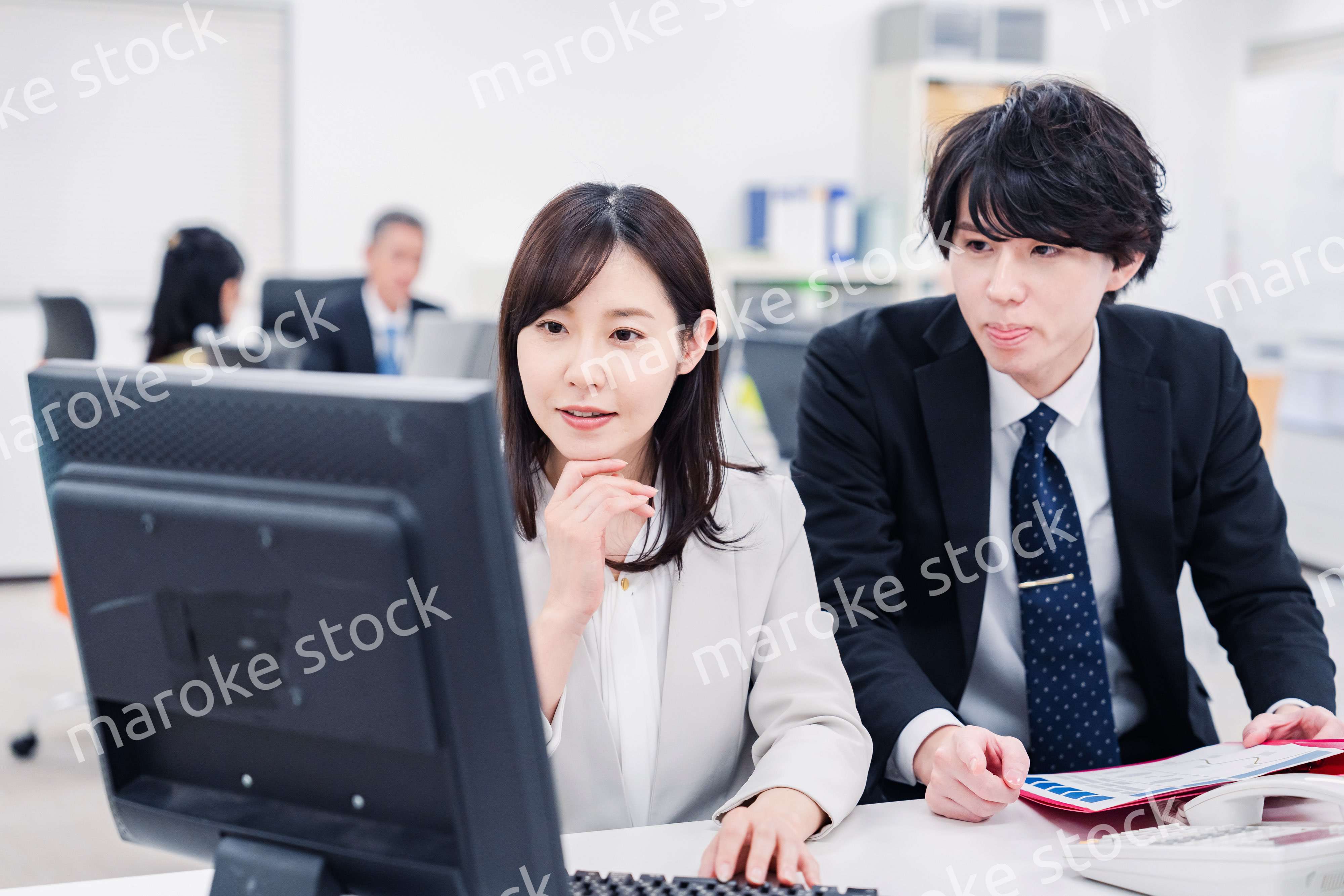 業務の引き継ぎをするビジネスパーソン