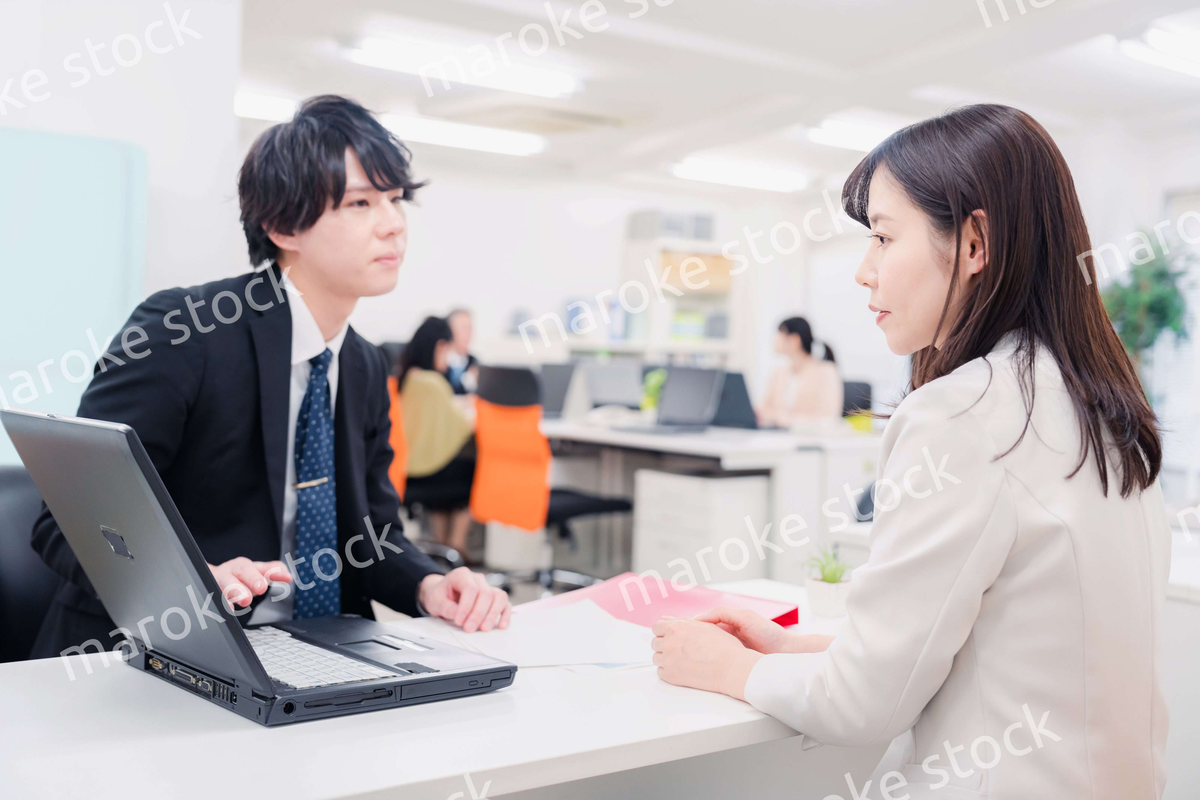 窓口で対応する男性スタッフ