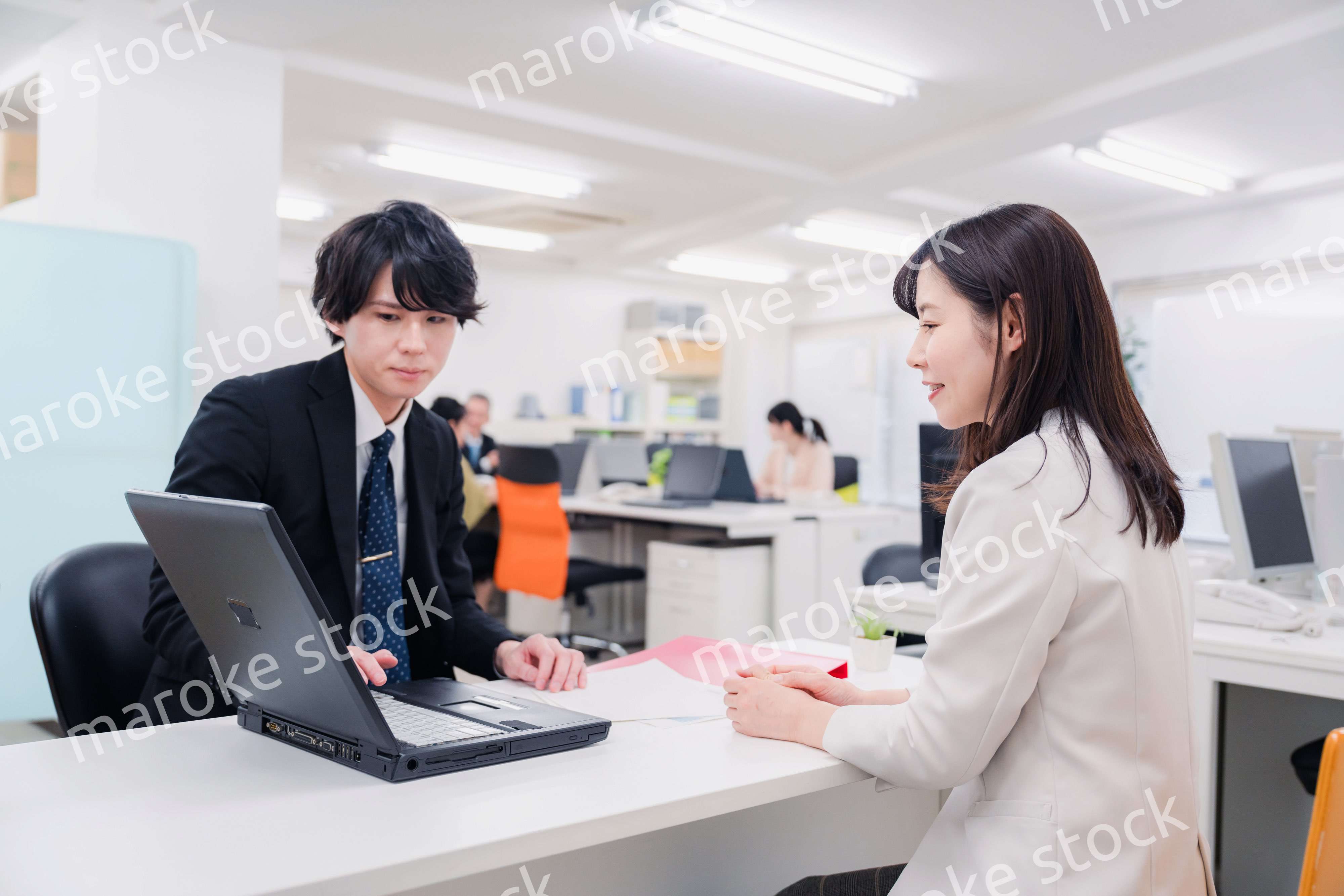 窓口で対応する男性スタッフ