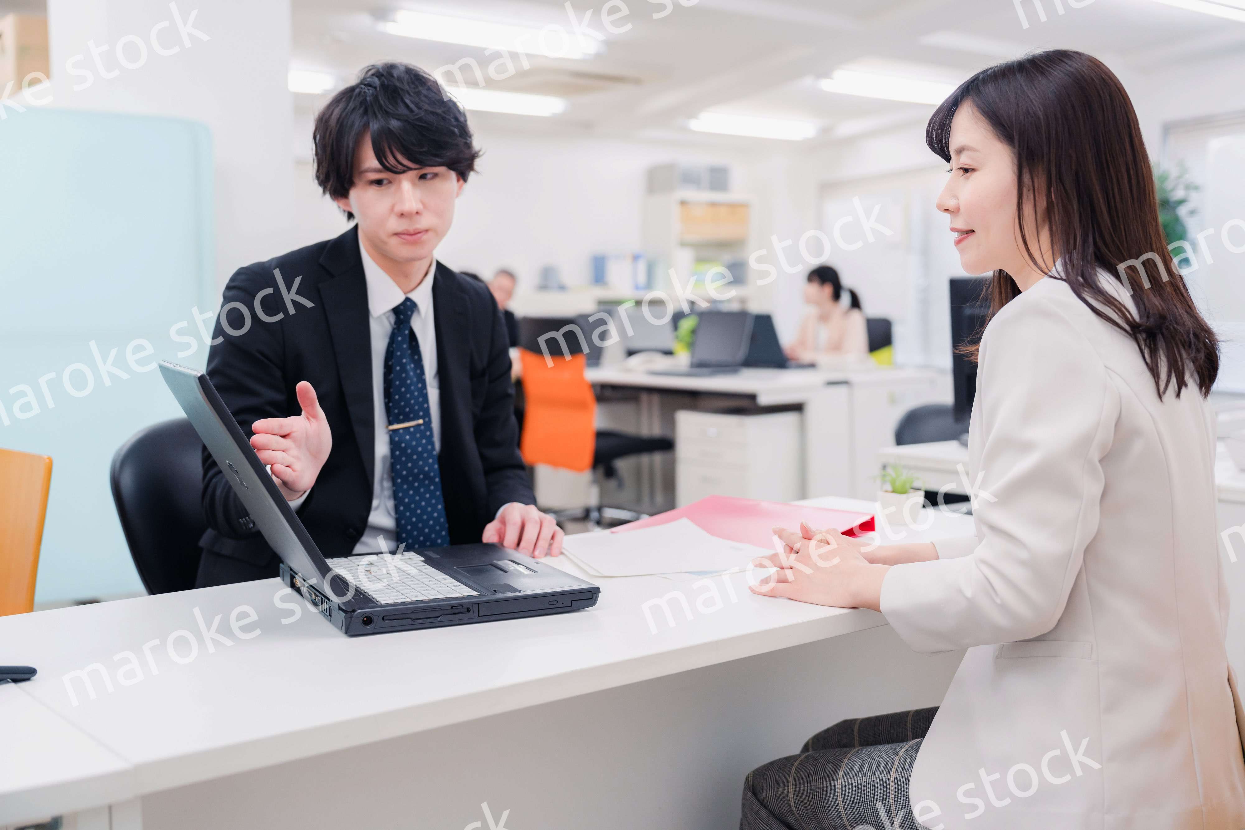 窓口で対応する男性スタッフ