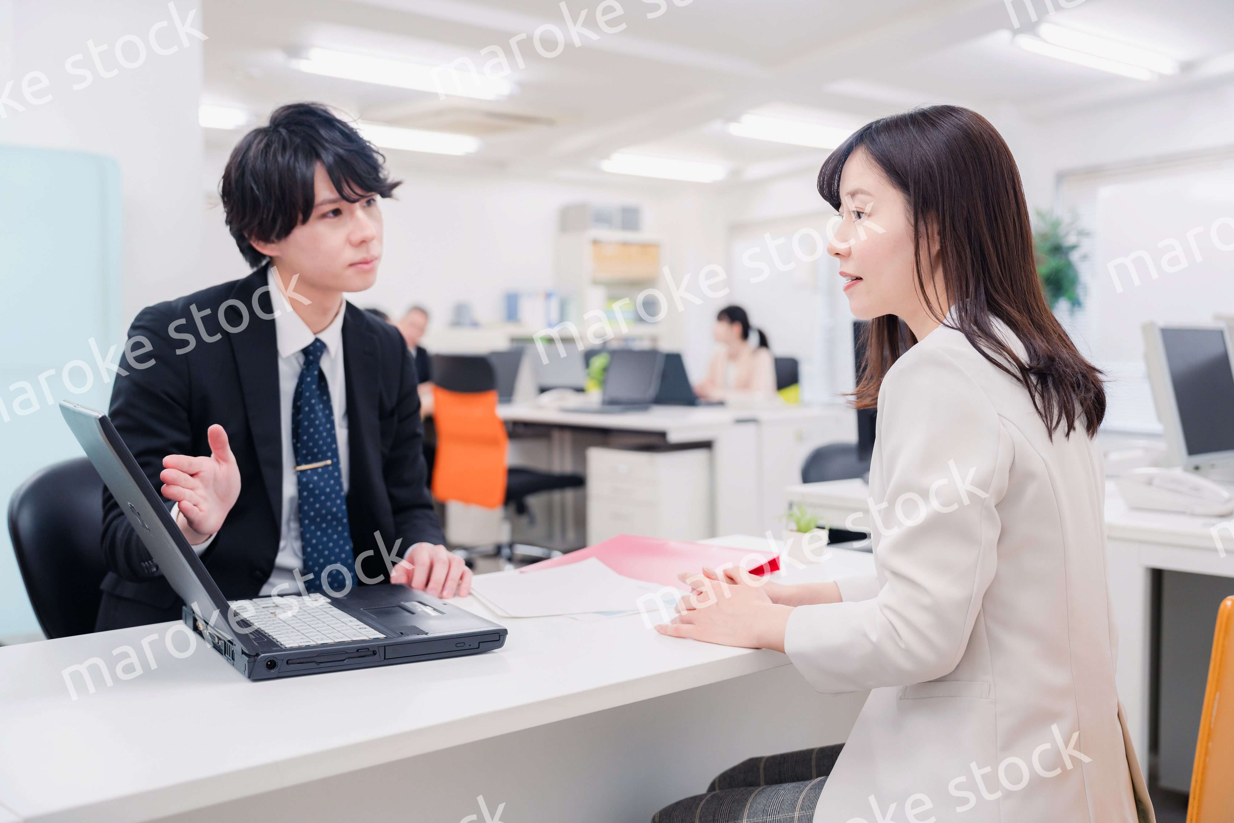 窓口で対応する男性スタッフ