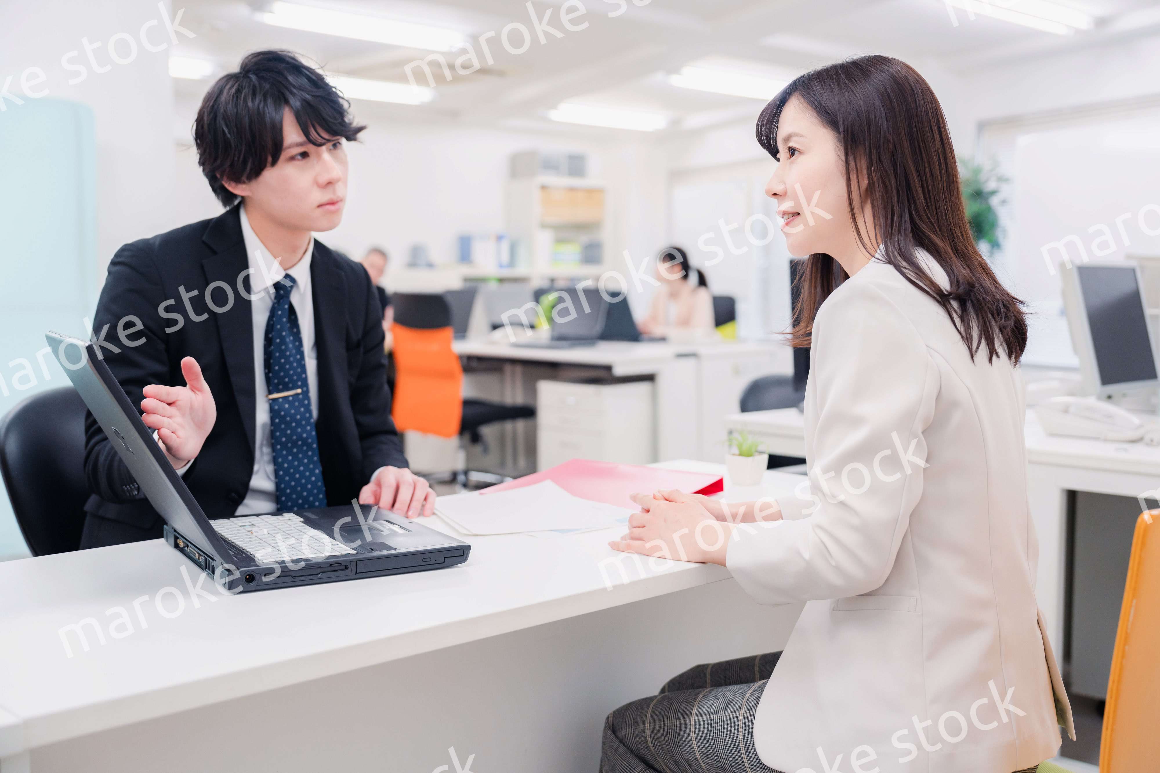 窓口で対応する男性スタッフ