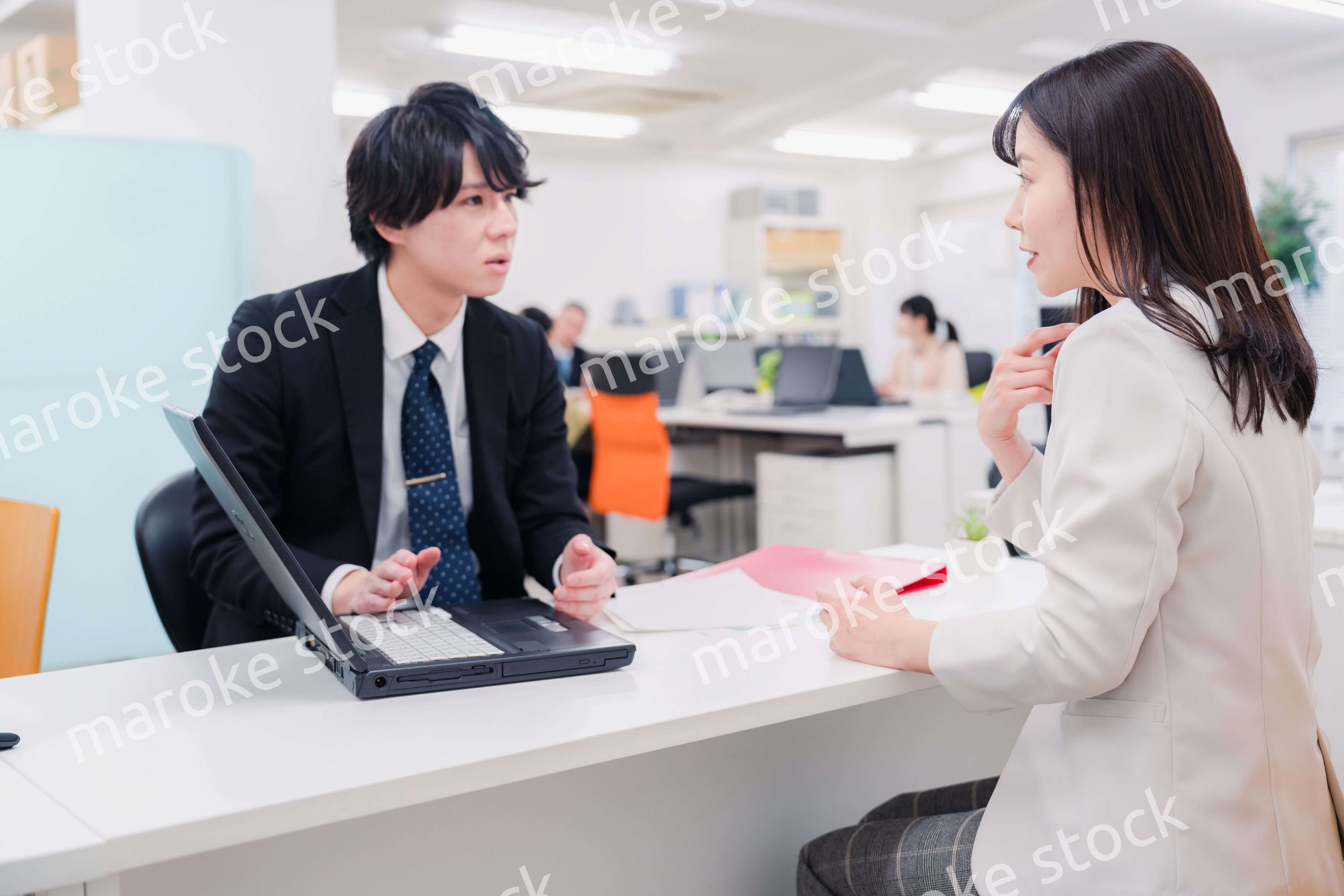 窓口で対応する男性スタッフ