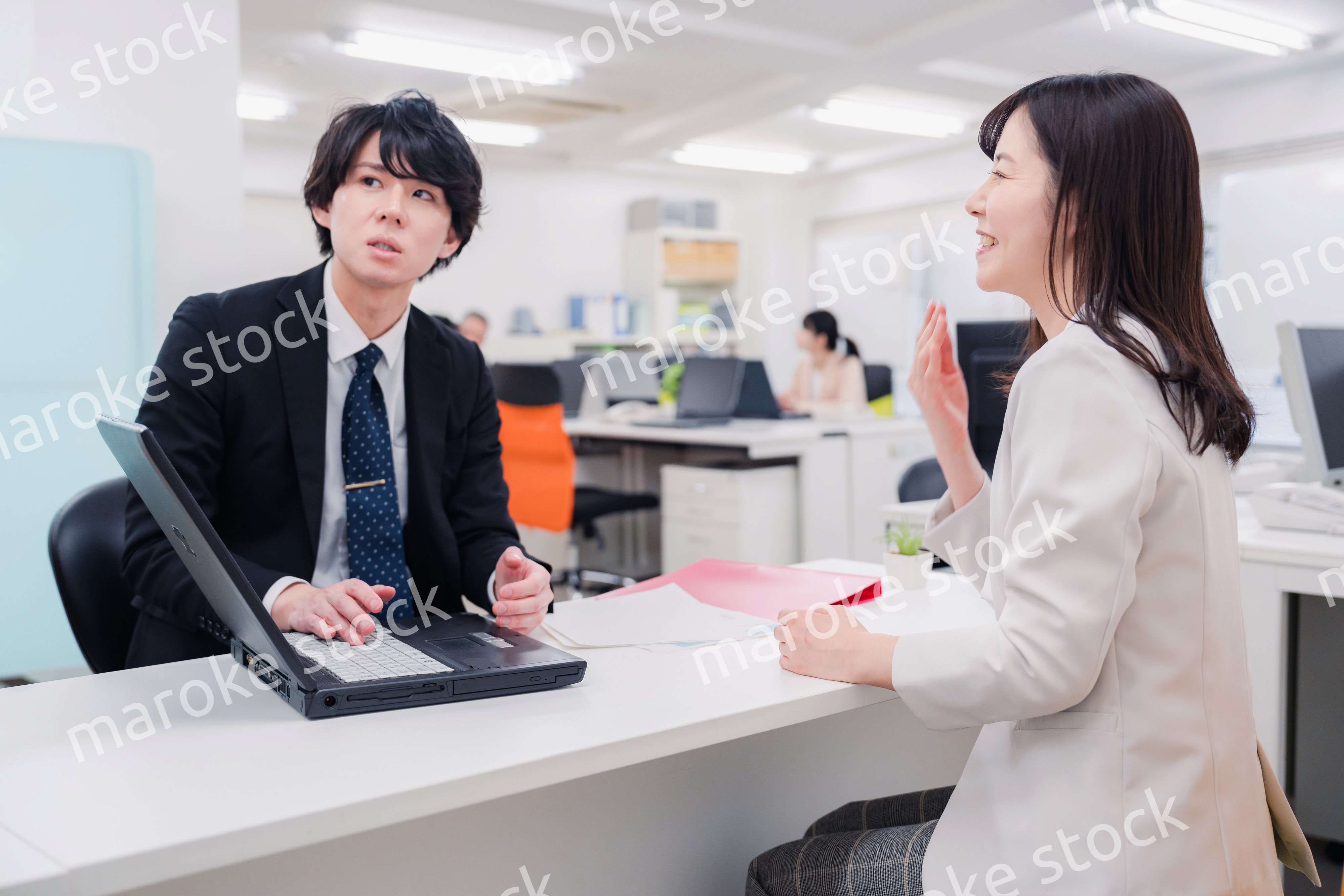 窓口で対応する男性スタッフ