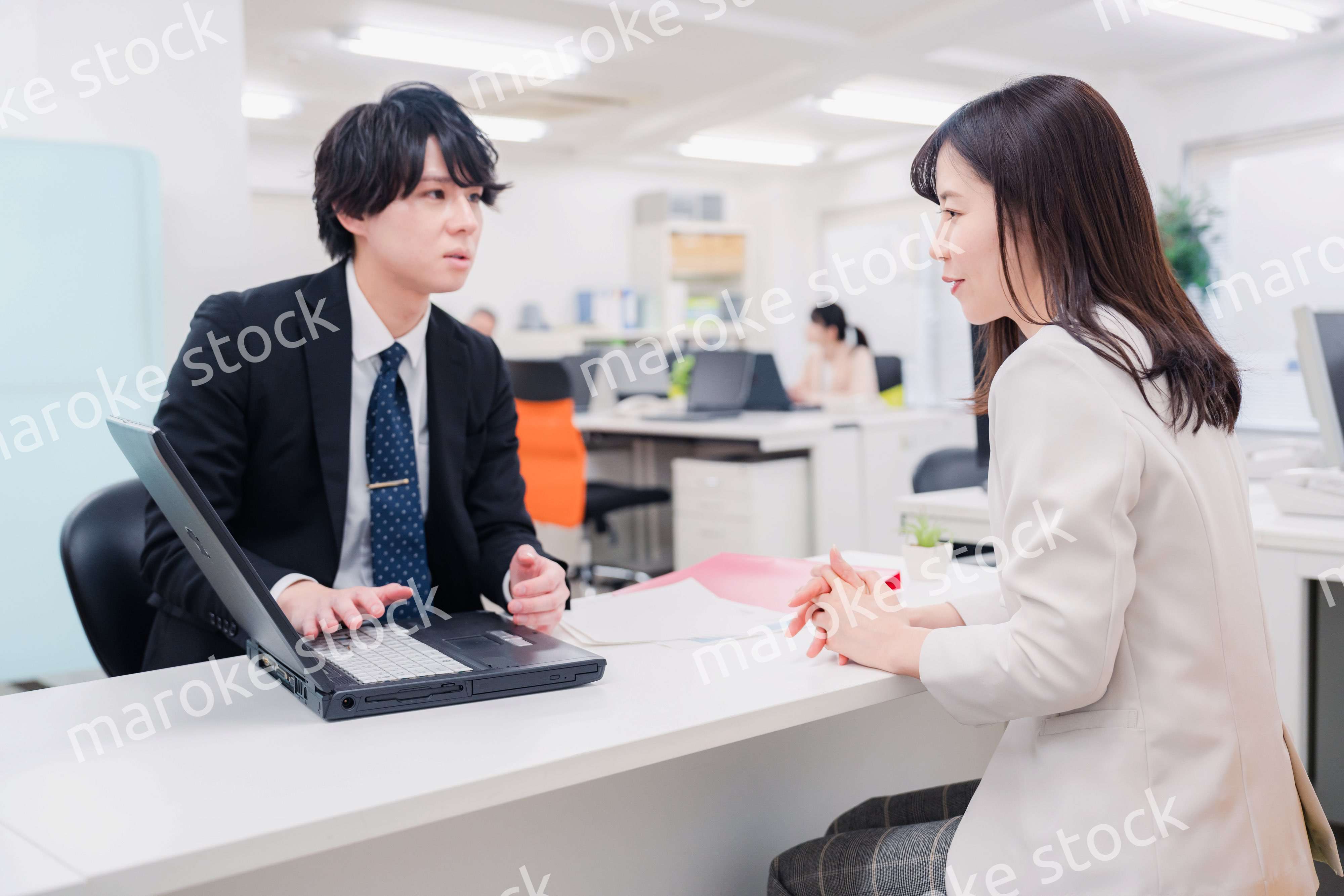 窓口で対応する男性スタッフ