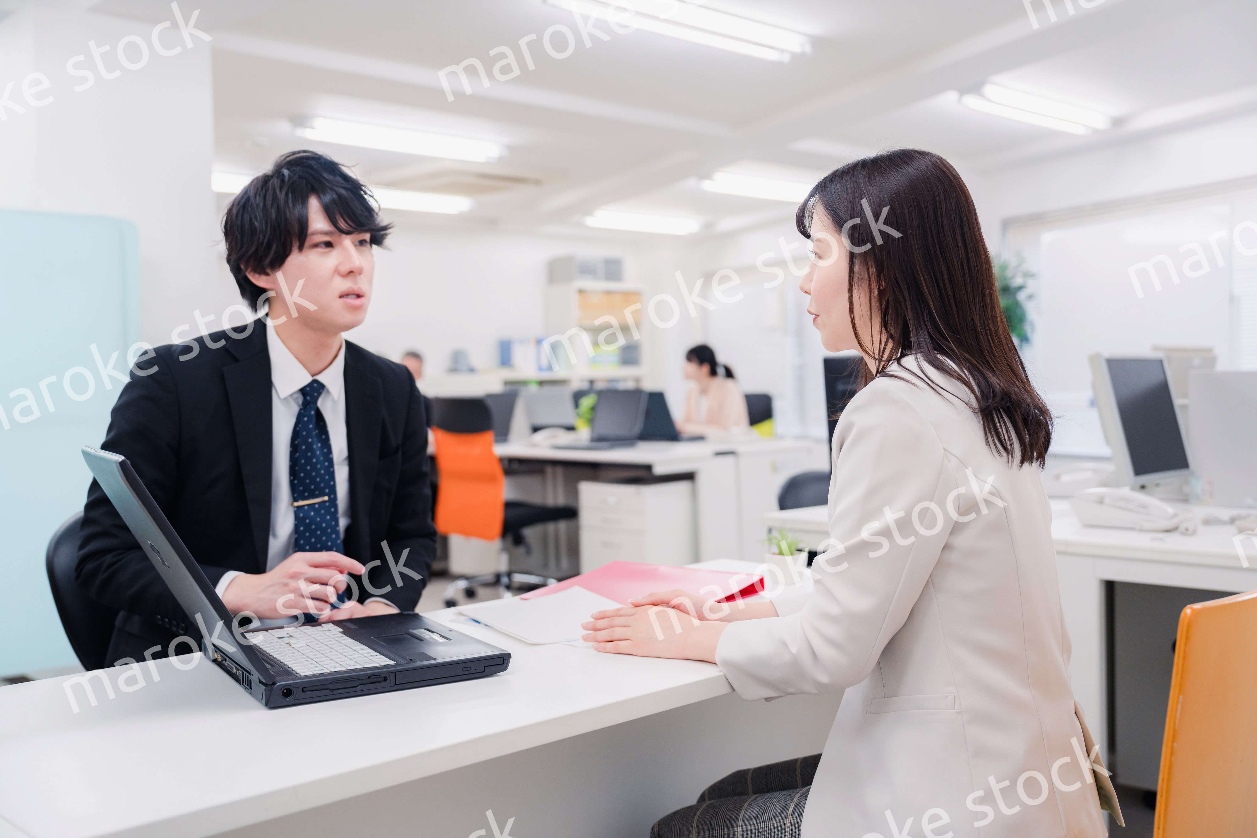 窓口で対応する男性スタッフ