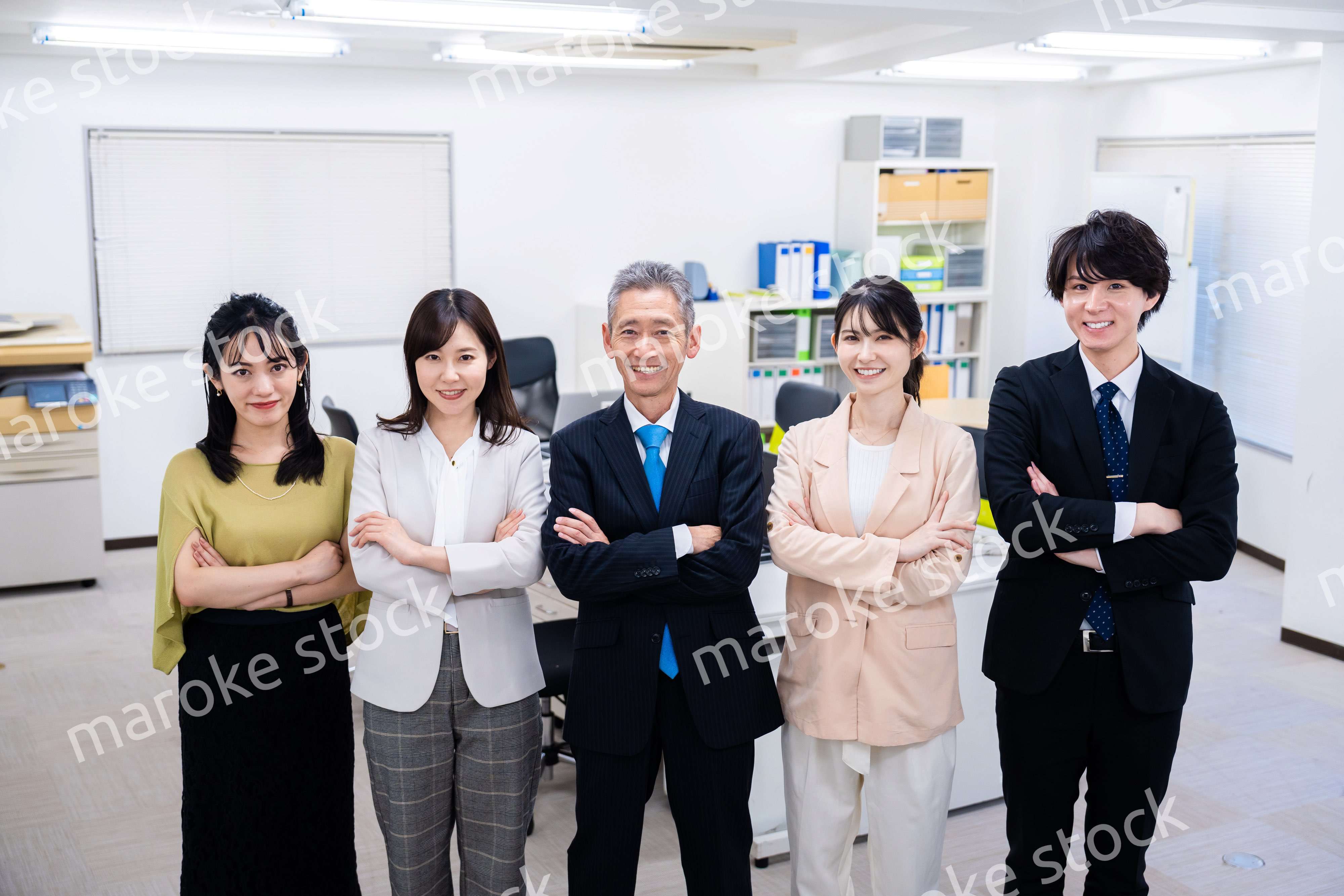 オフィスで働くメンバーの集合写真