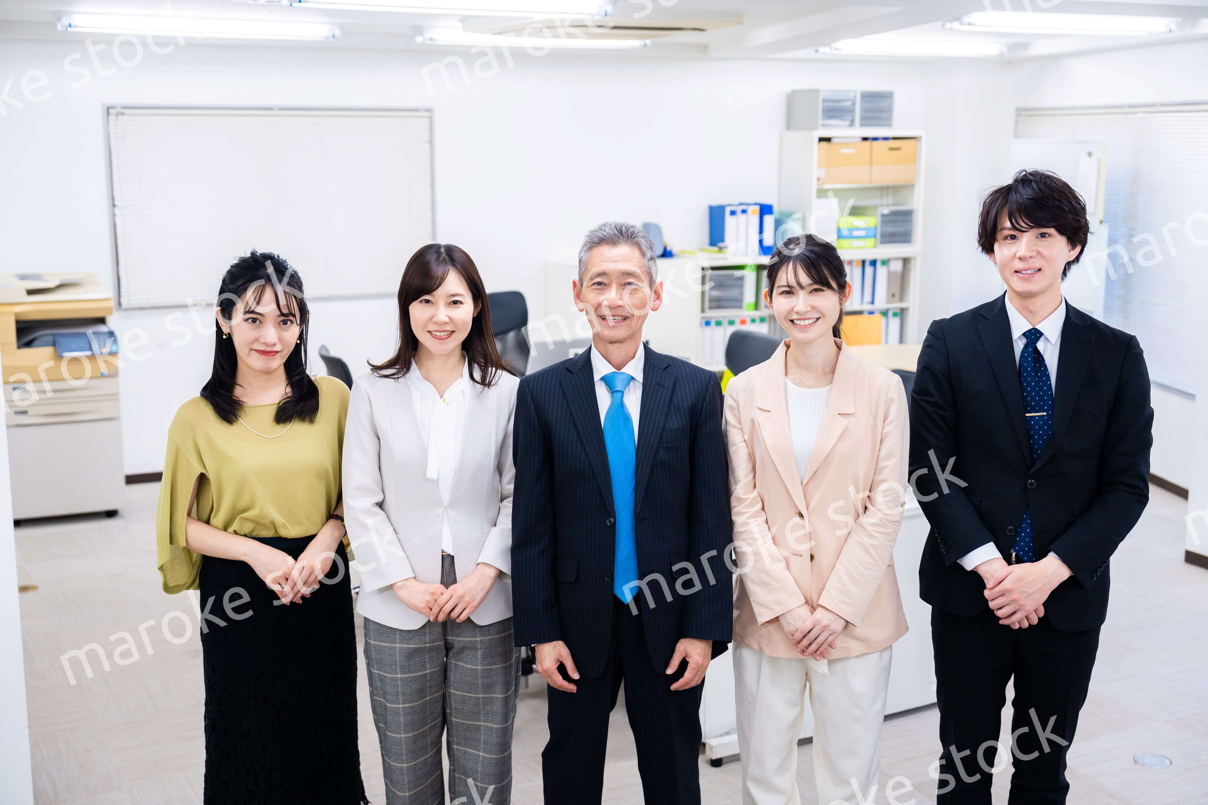 オフィスで働くメンバーの集合写真