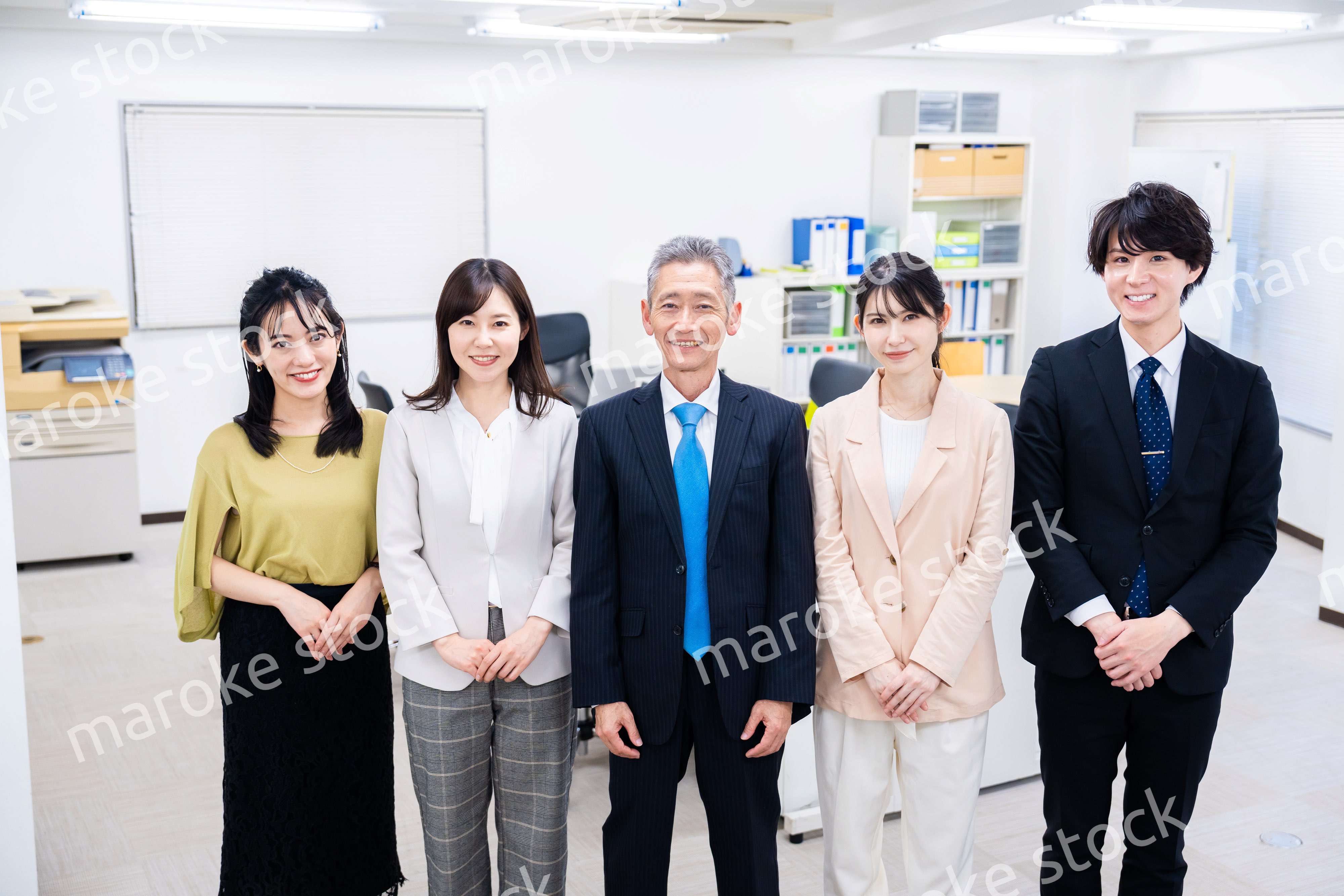 オフィスで働くメンバーの集合写真