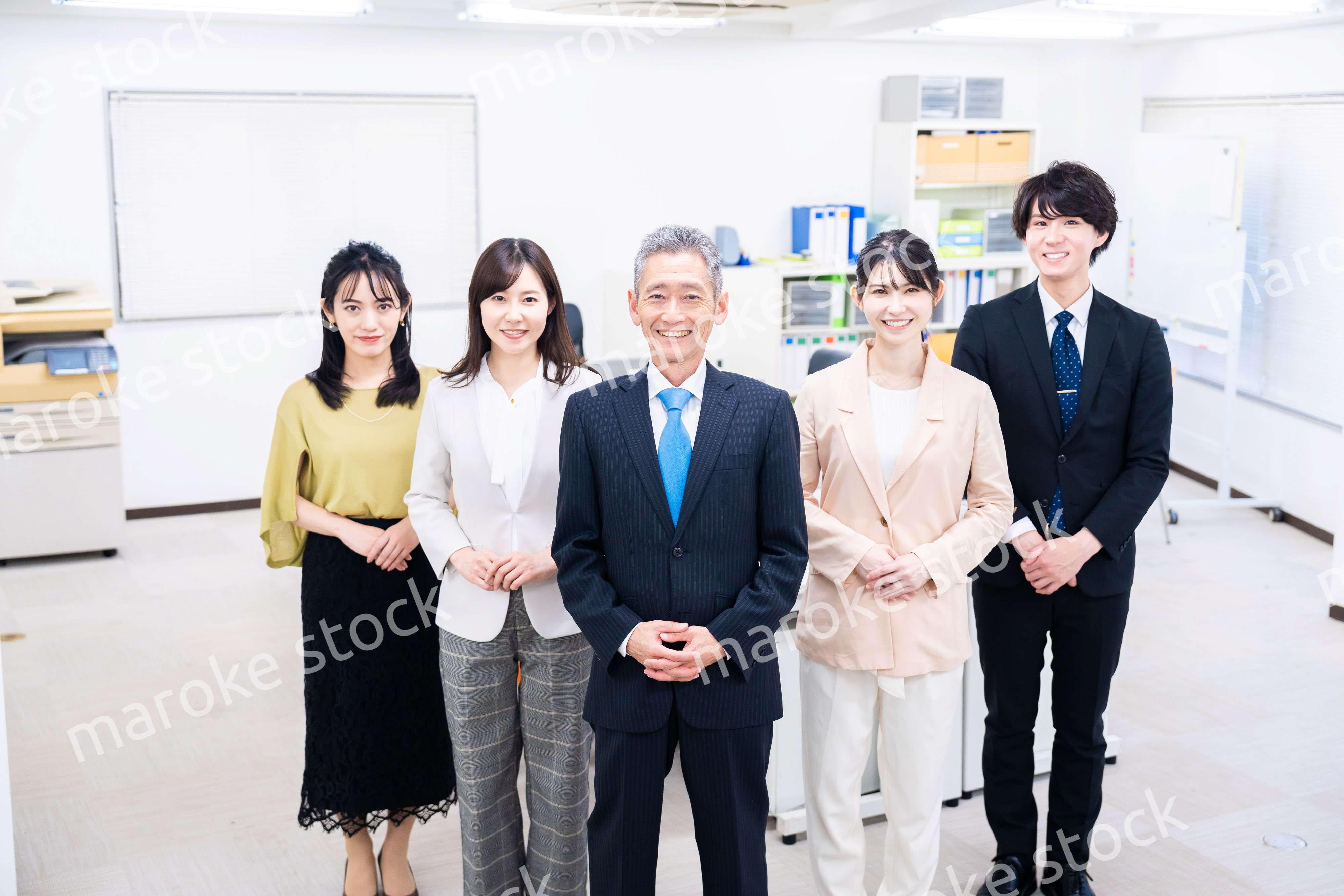 オフィスで働くメンバーの集合写真