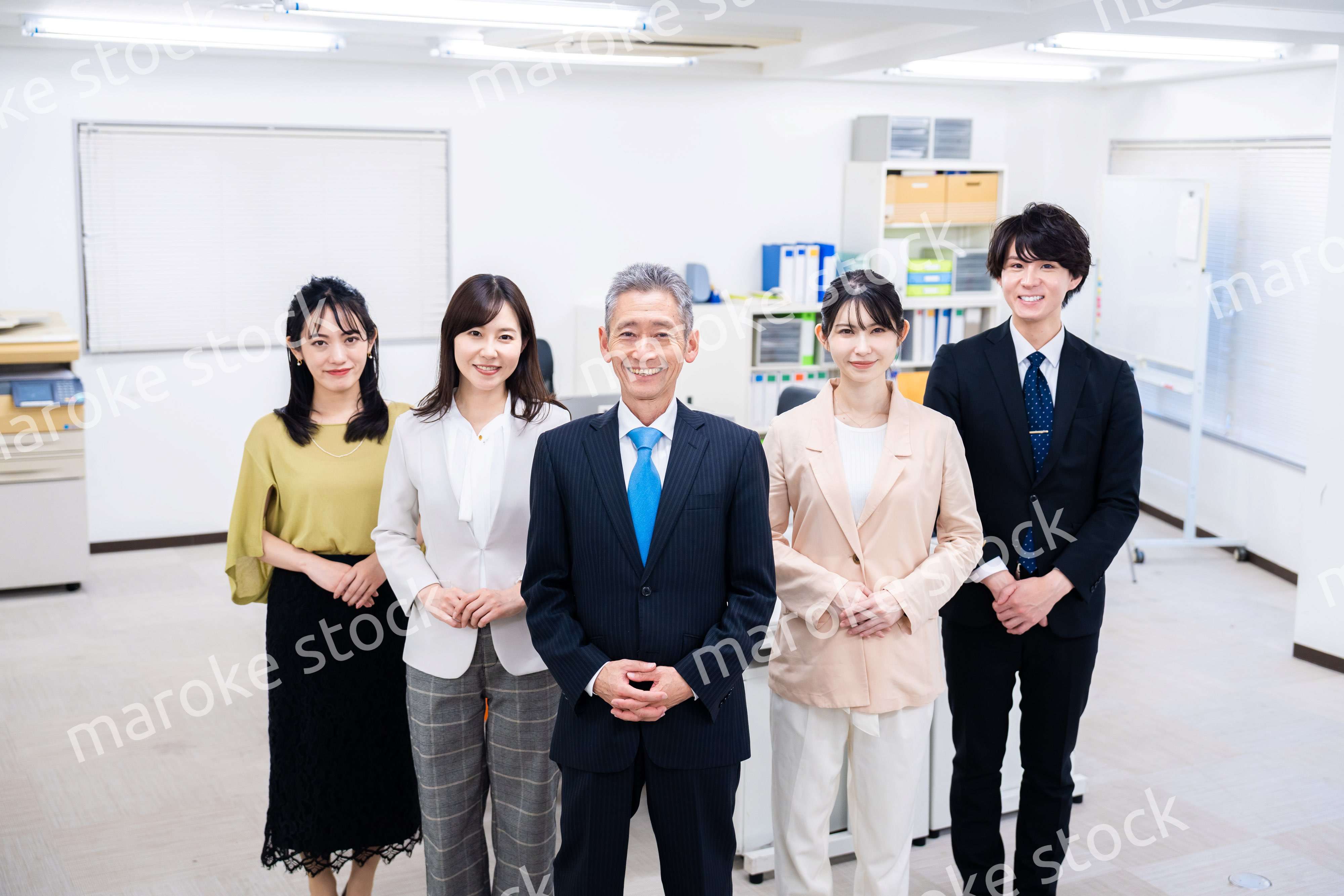 オフィスで働くメンバーの集合写真