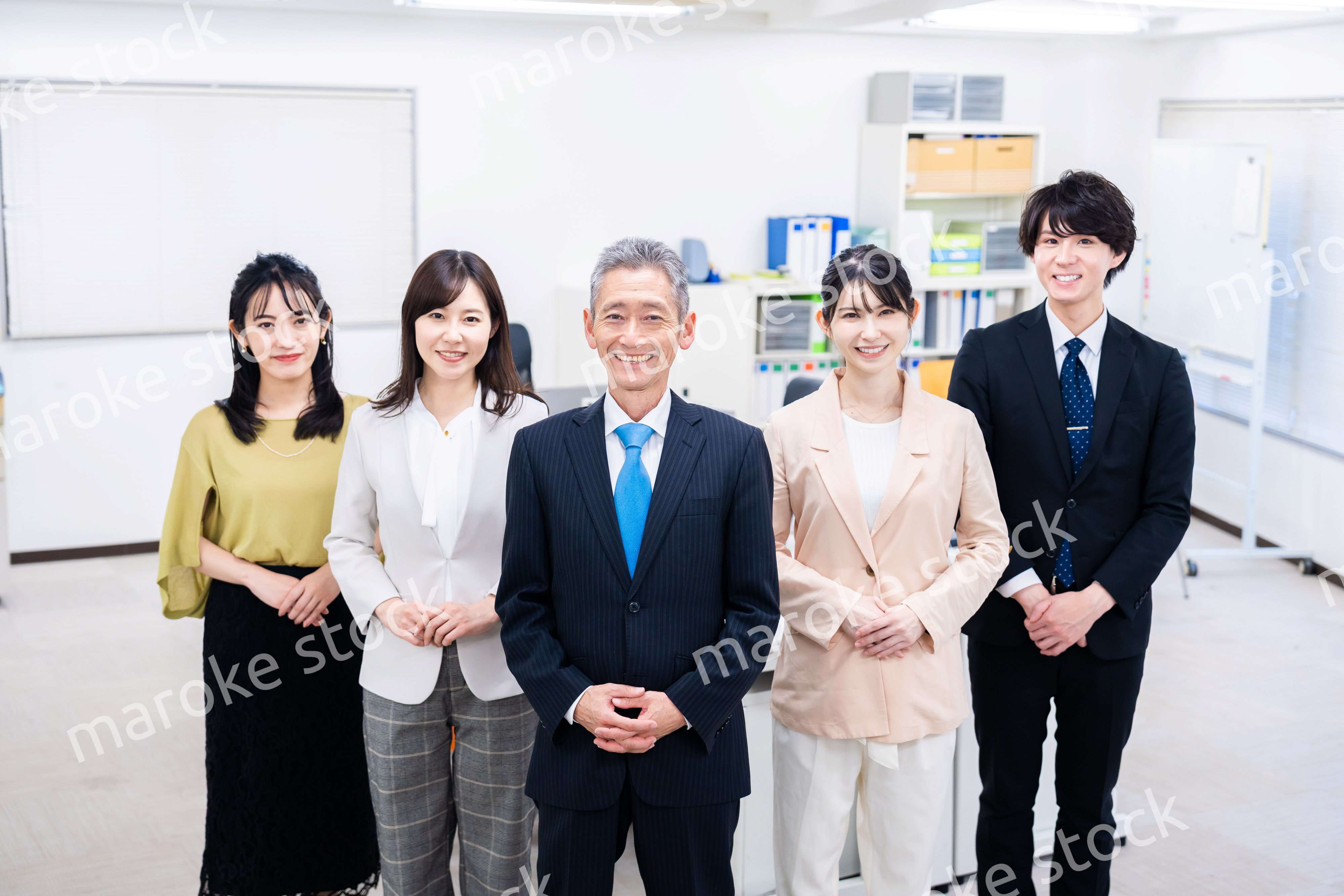 オフィスで働くメンバーの集合写真