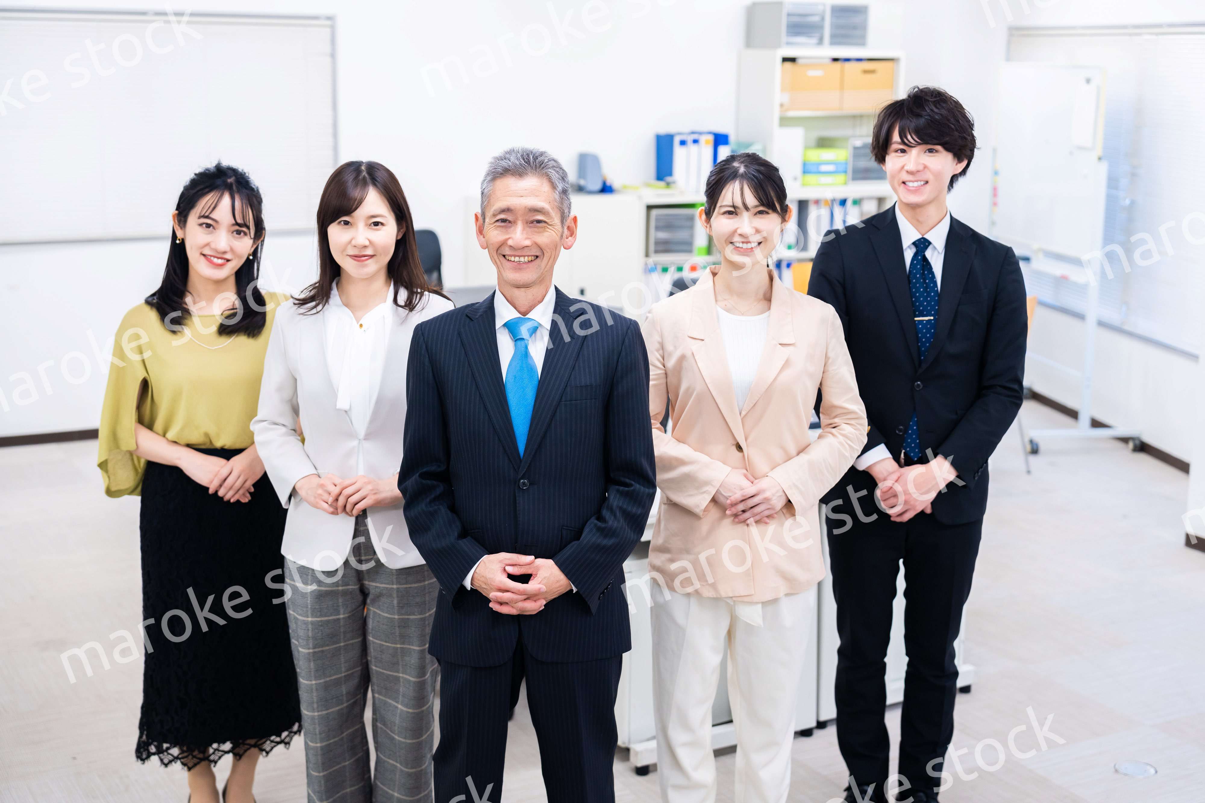 オフィスで働くメンバーの集合写真