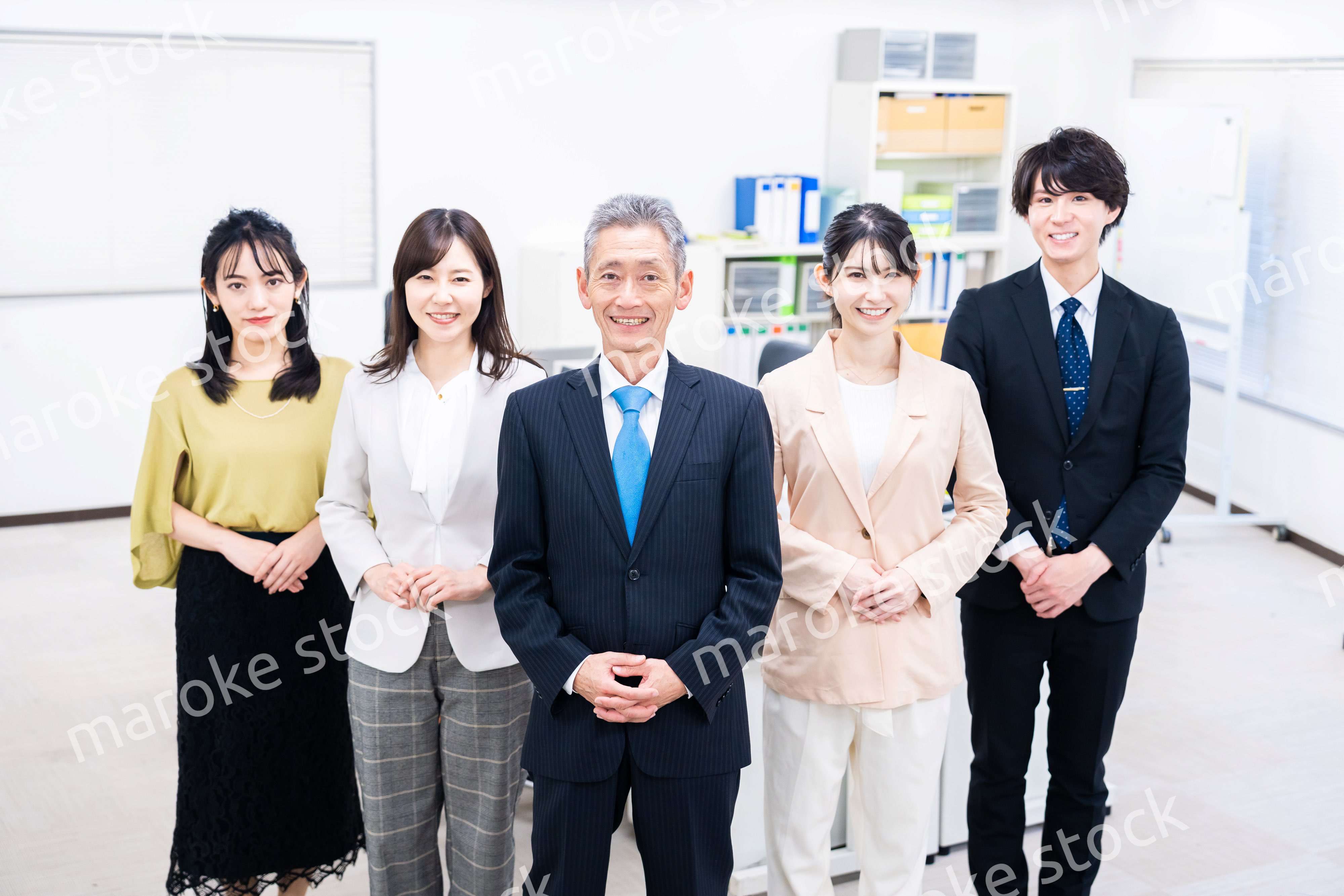 オフィスで働くメンバーの集合写真