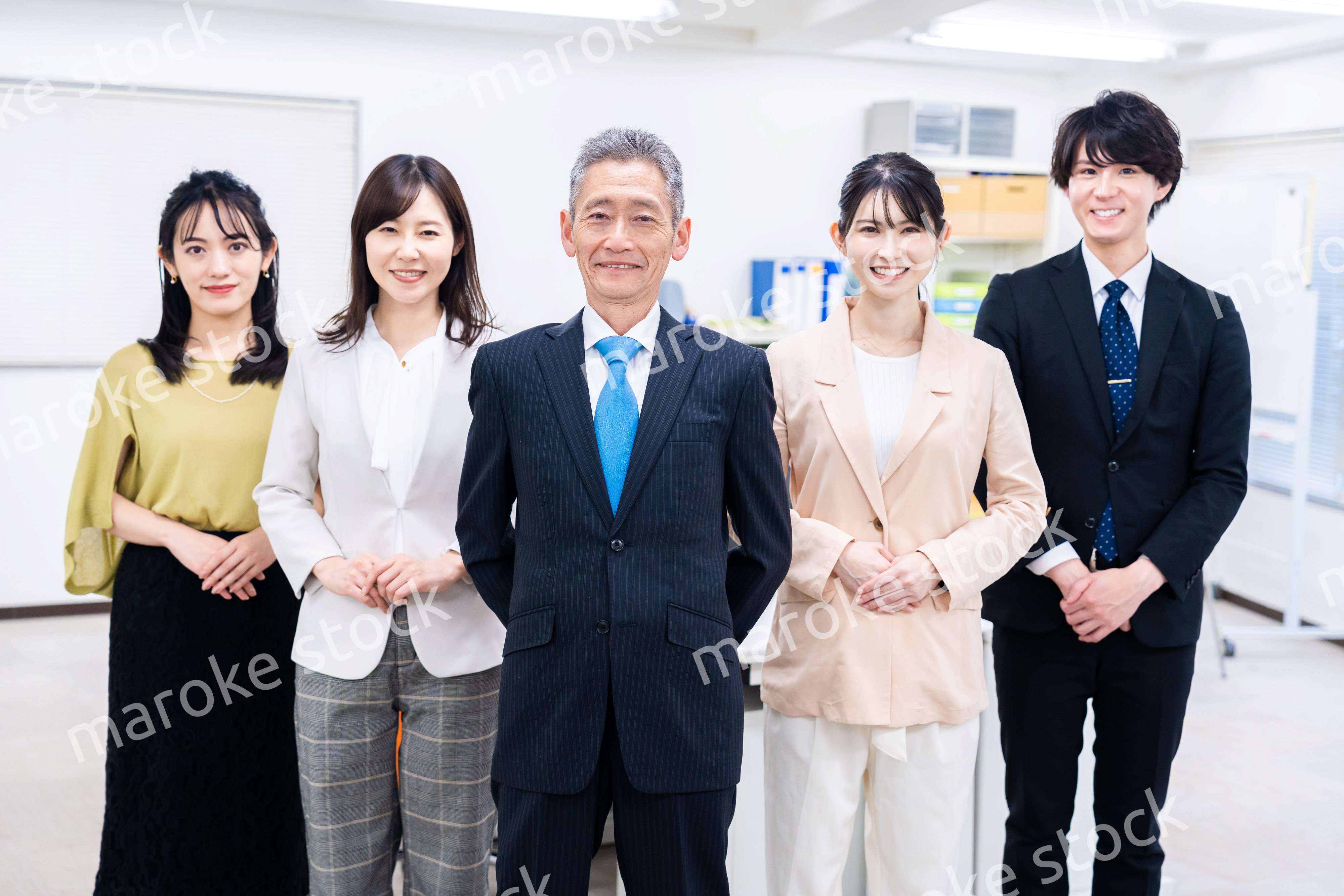 オフィスで働くメンバーの集合写真