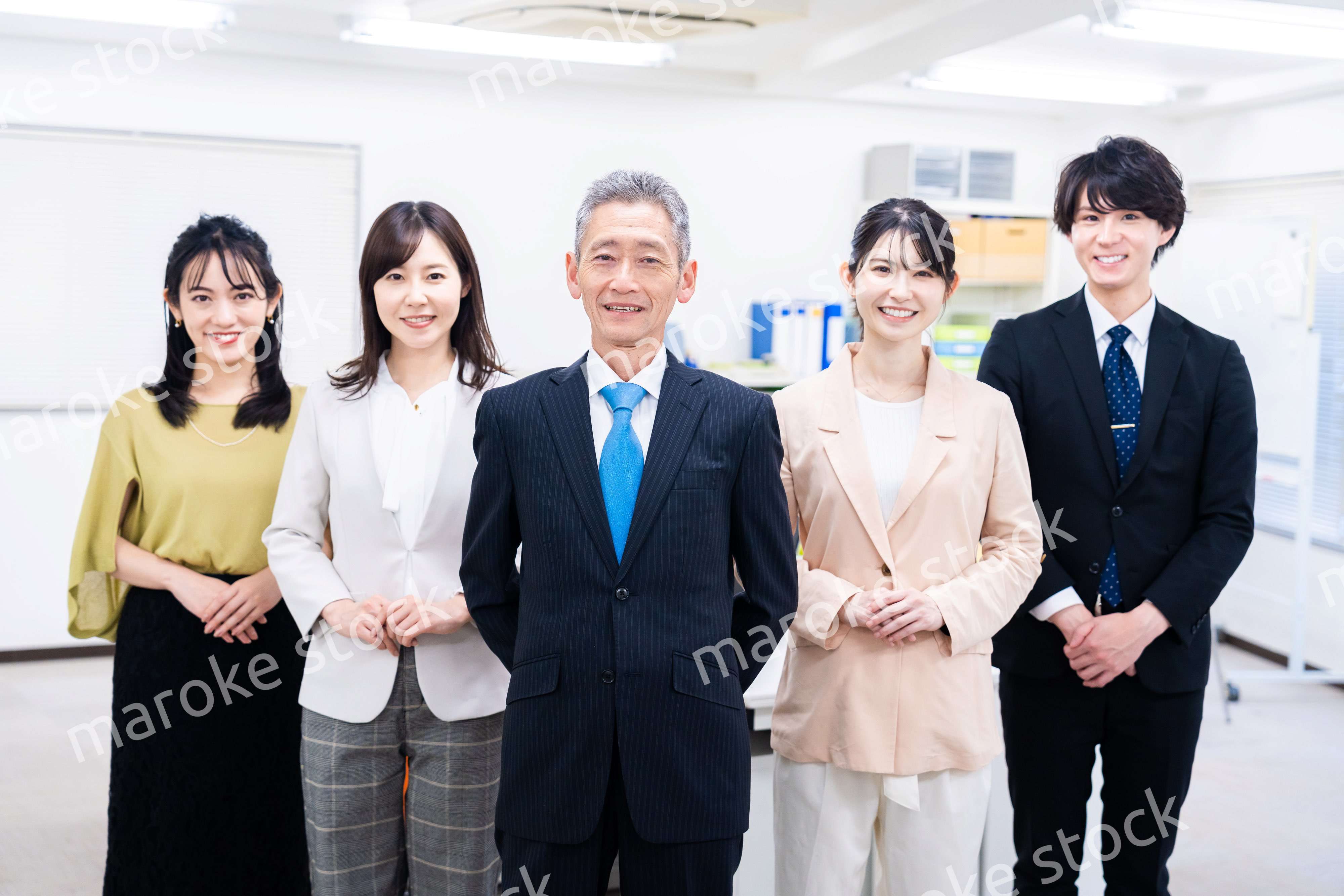 オフィスで働くメンバーの集合写真