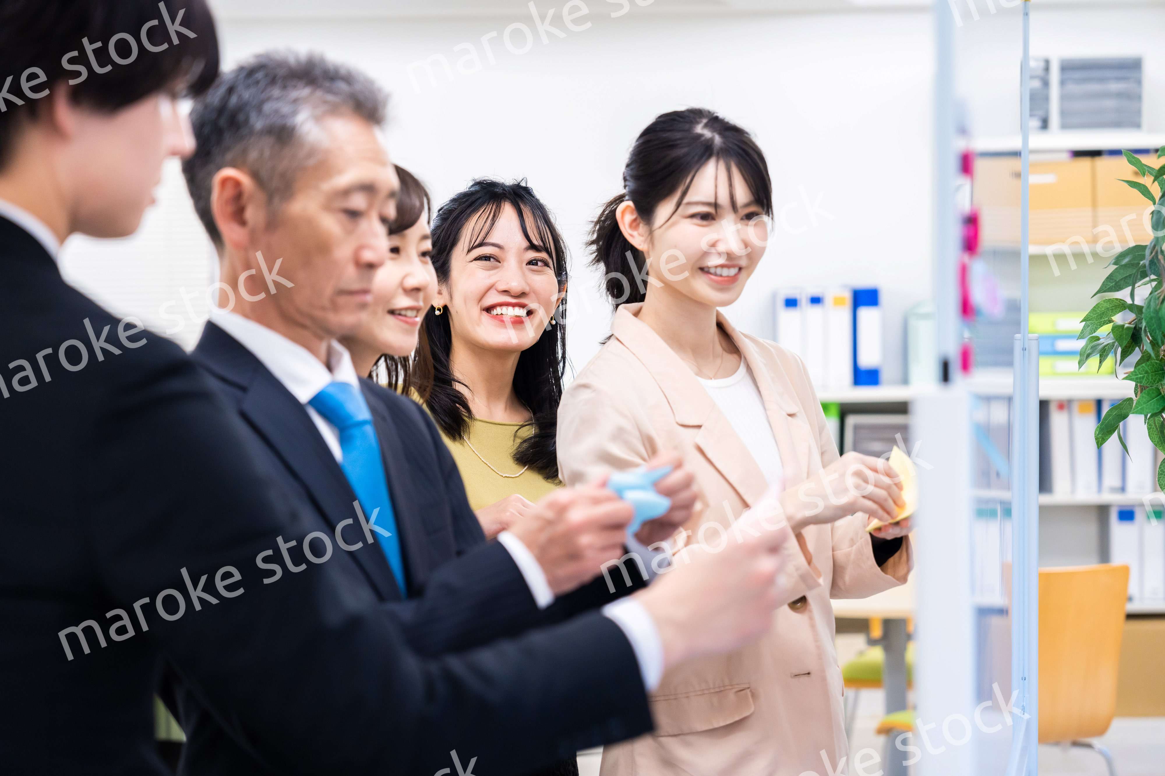 多様な意見を出し合うオフィスメンバー