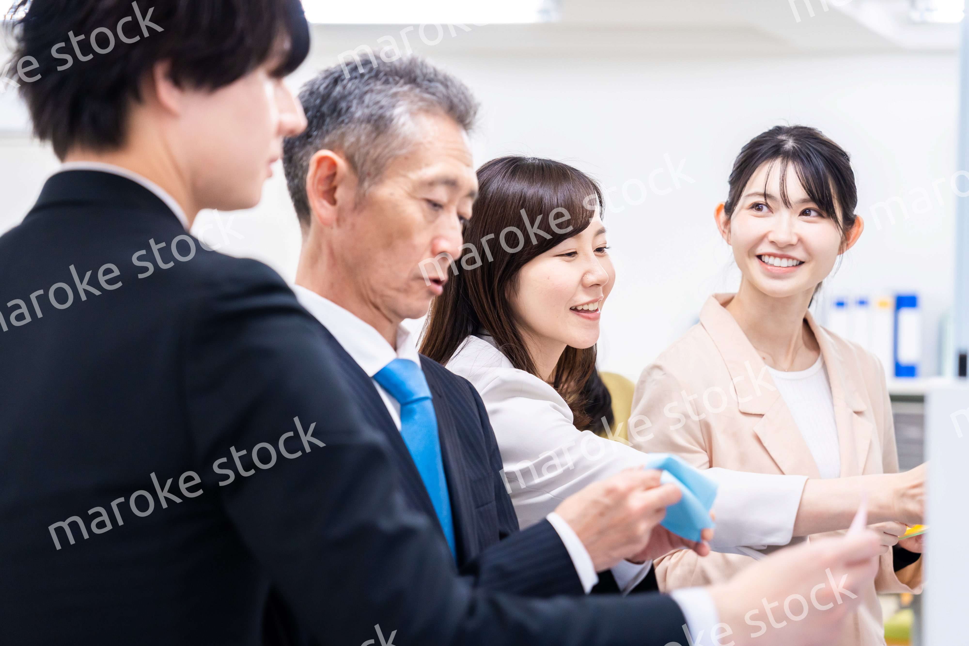 多様な意見を出し合うオフィスメンバー