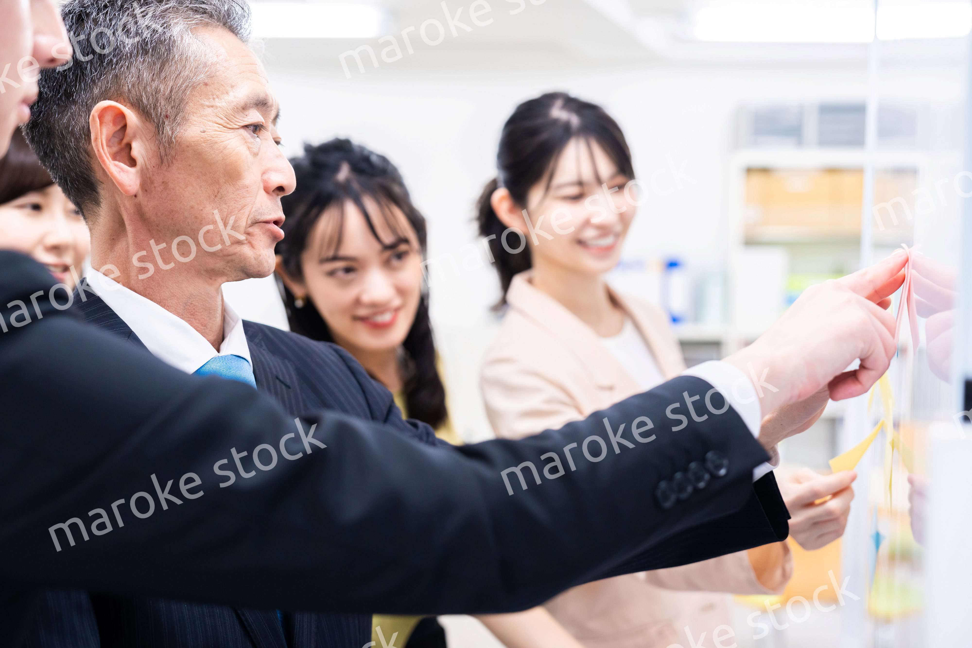 多様な意見を出し合うオフィスメンバー