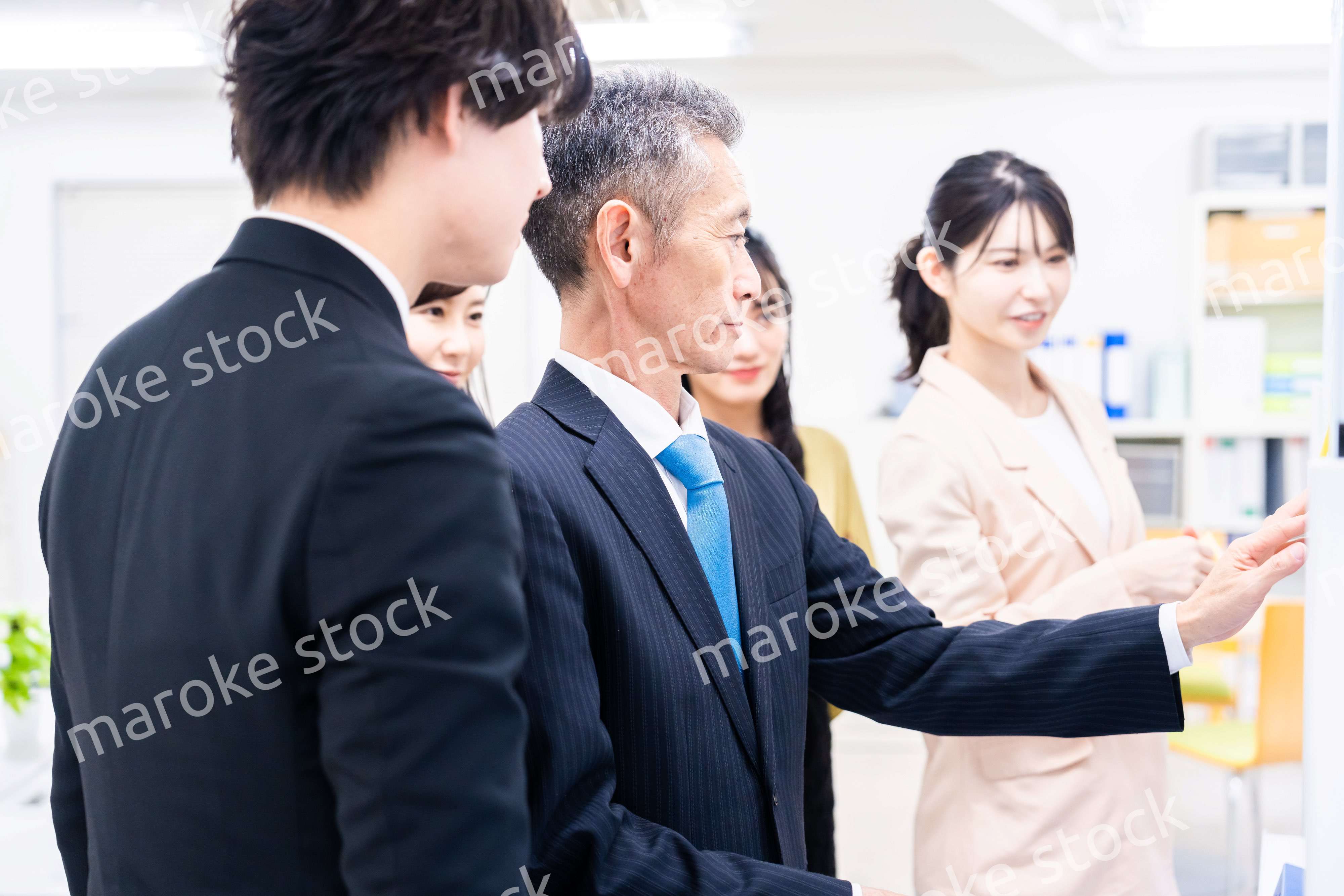 多様な意見を出し合うオフィスメンバー