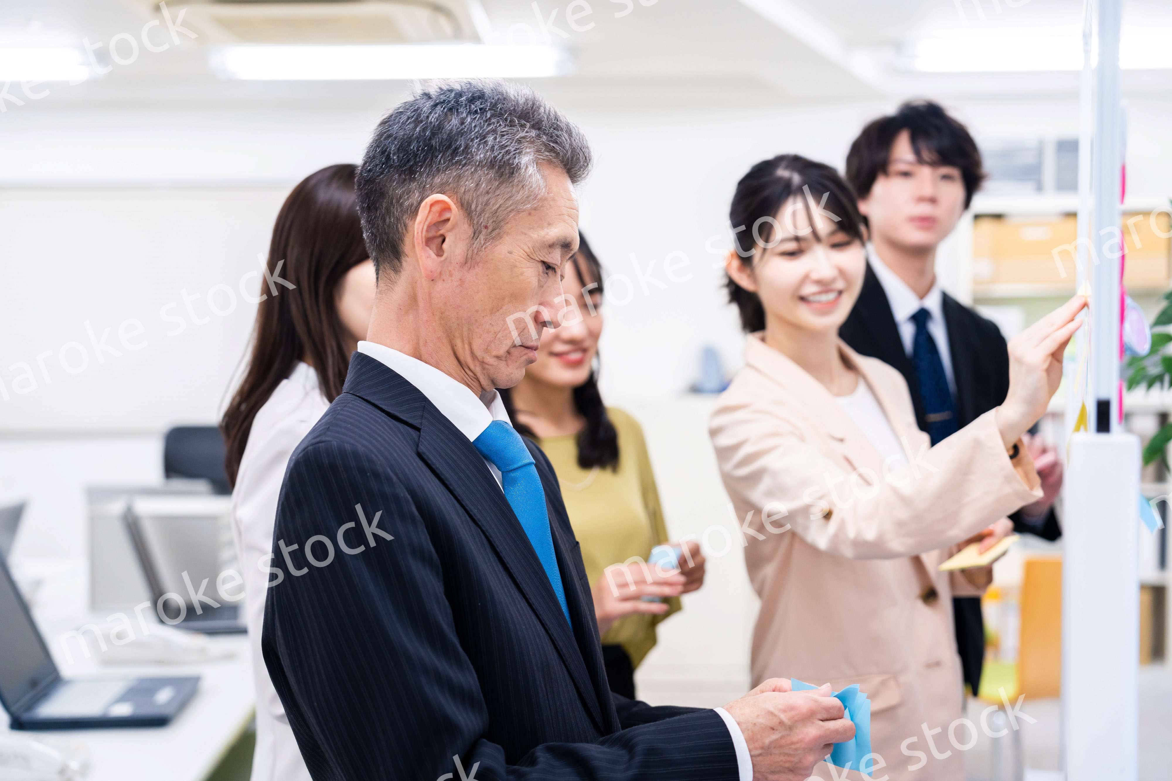 多様な意見を出し合うオフィスメンバー