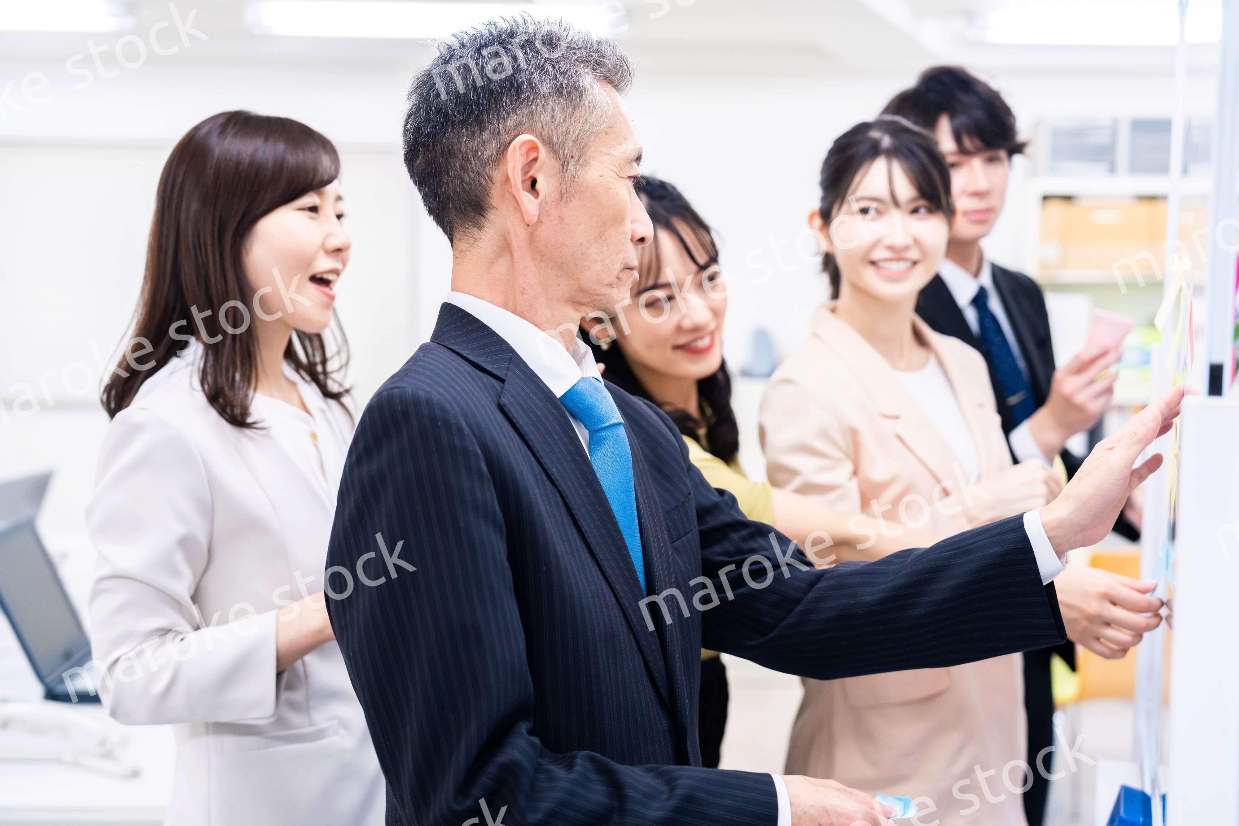 多様な意見を出し合うオフィスメンバー