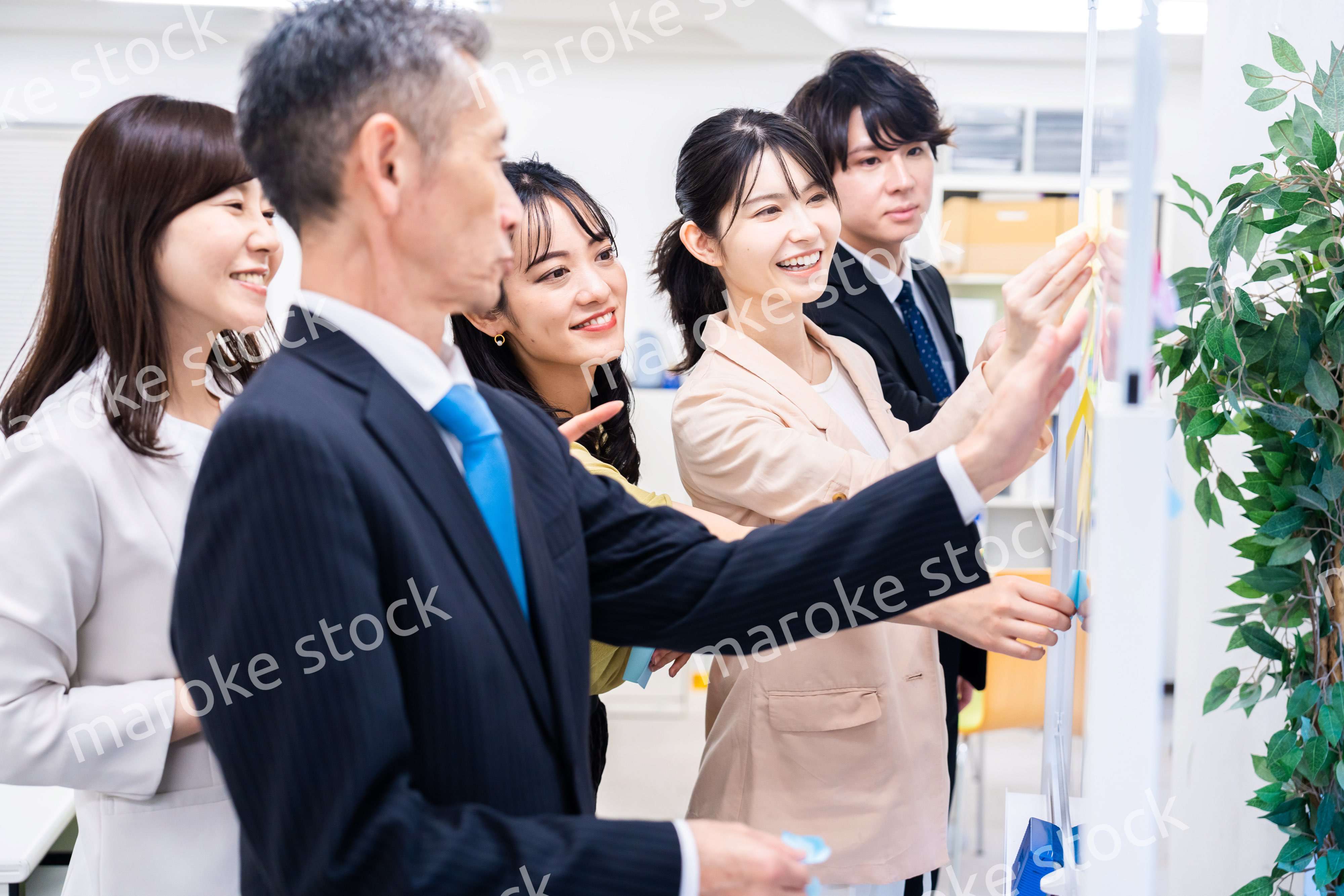 多様な意見を出し合うオフィスメンバー