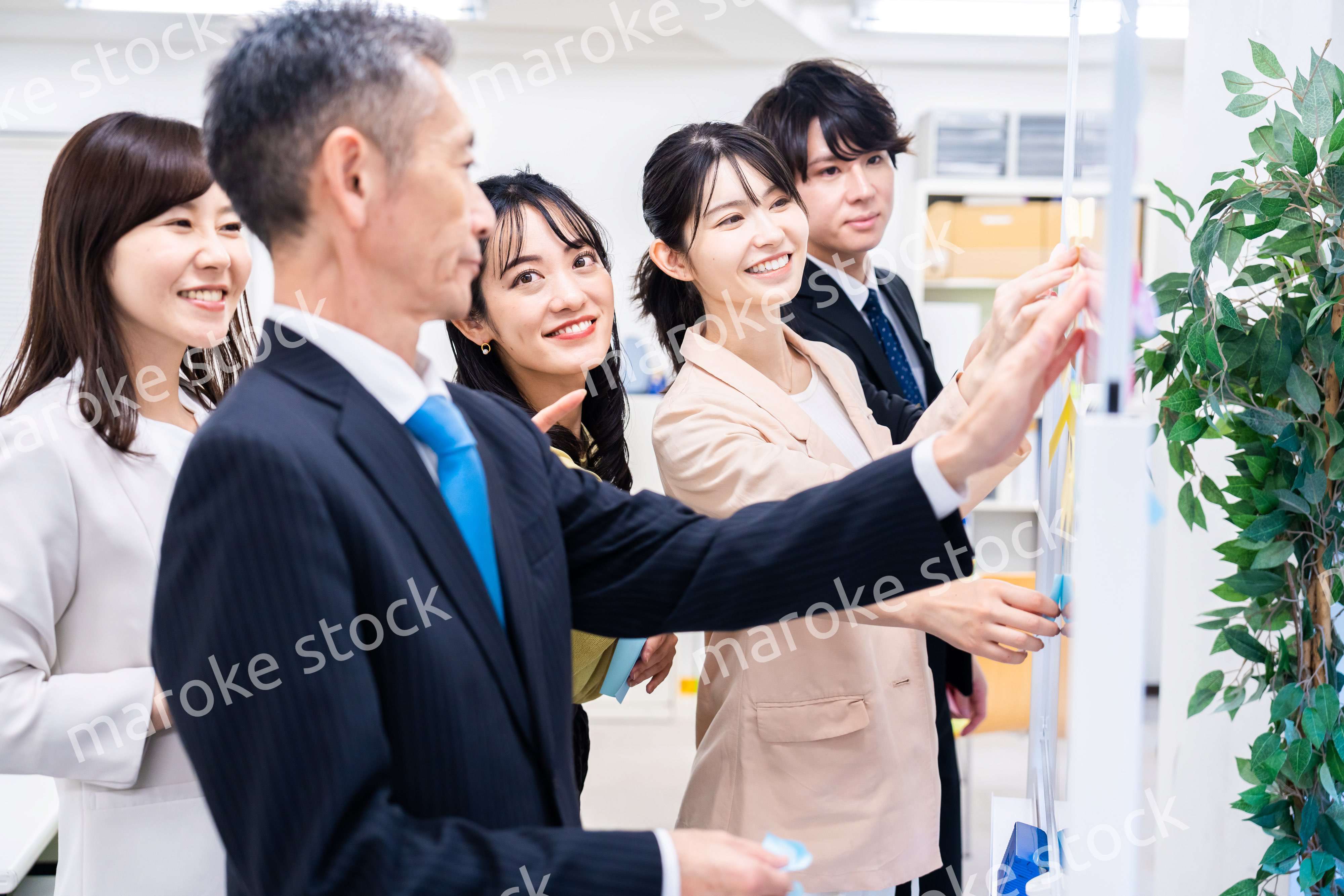 多様な意見を出し合うオフィスメンバー